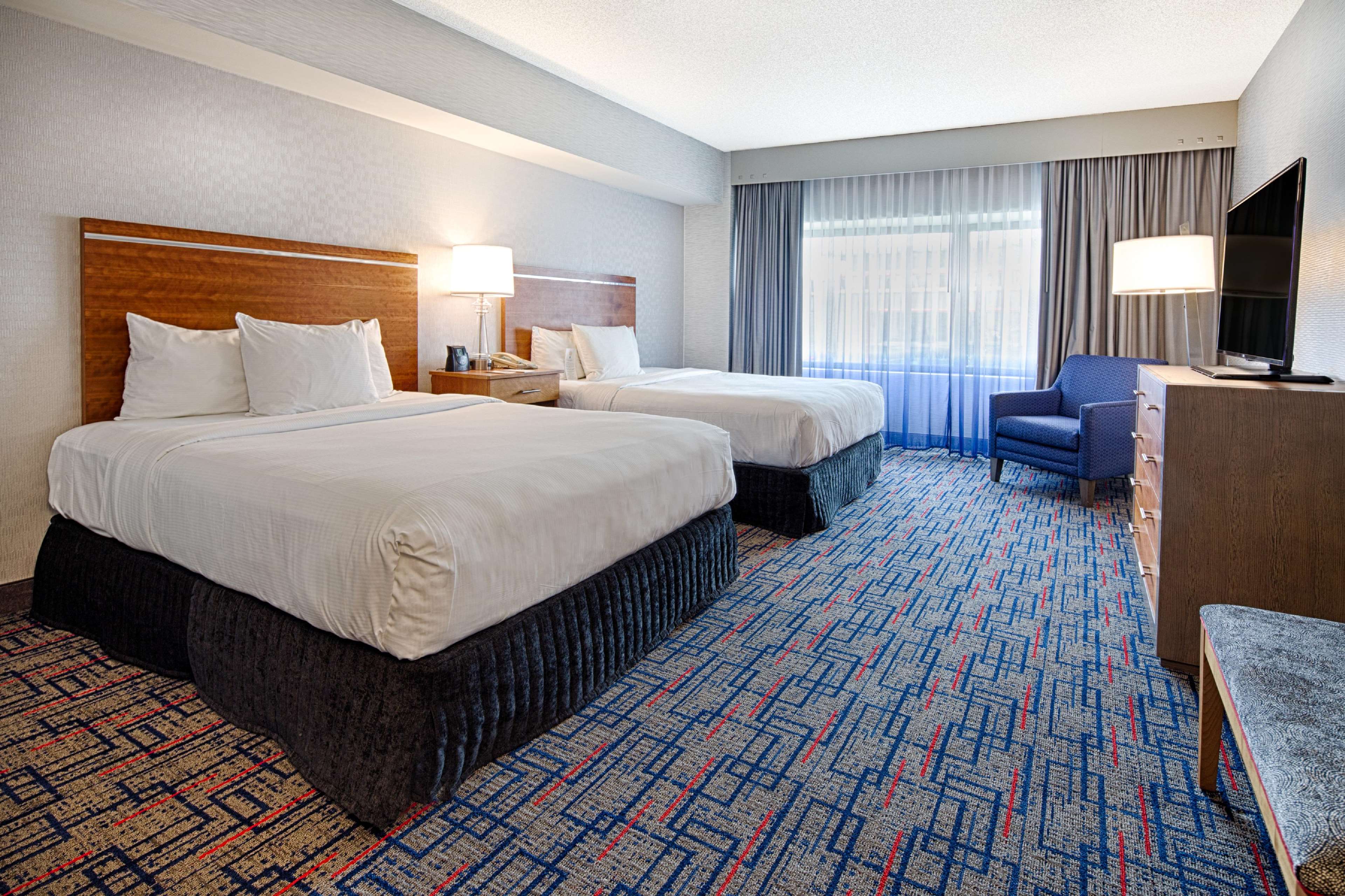 Embassy Suites by Hilton Chicago-O'Hare Rosemont Photo