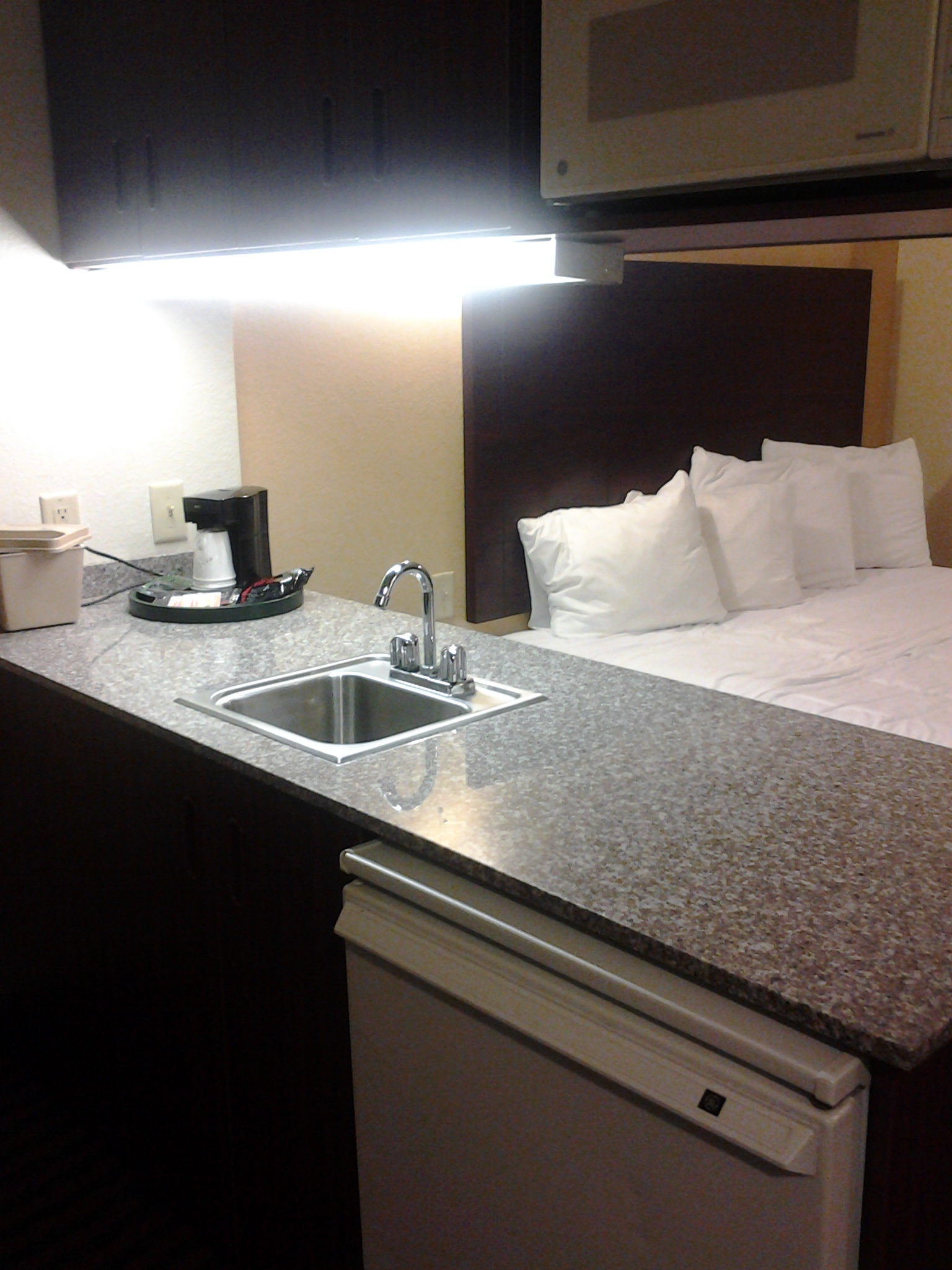 BridgePointe Inn & Suites Image