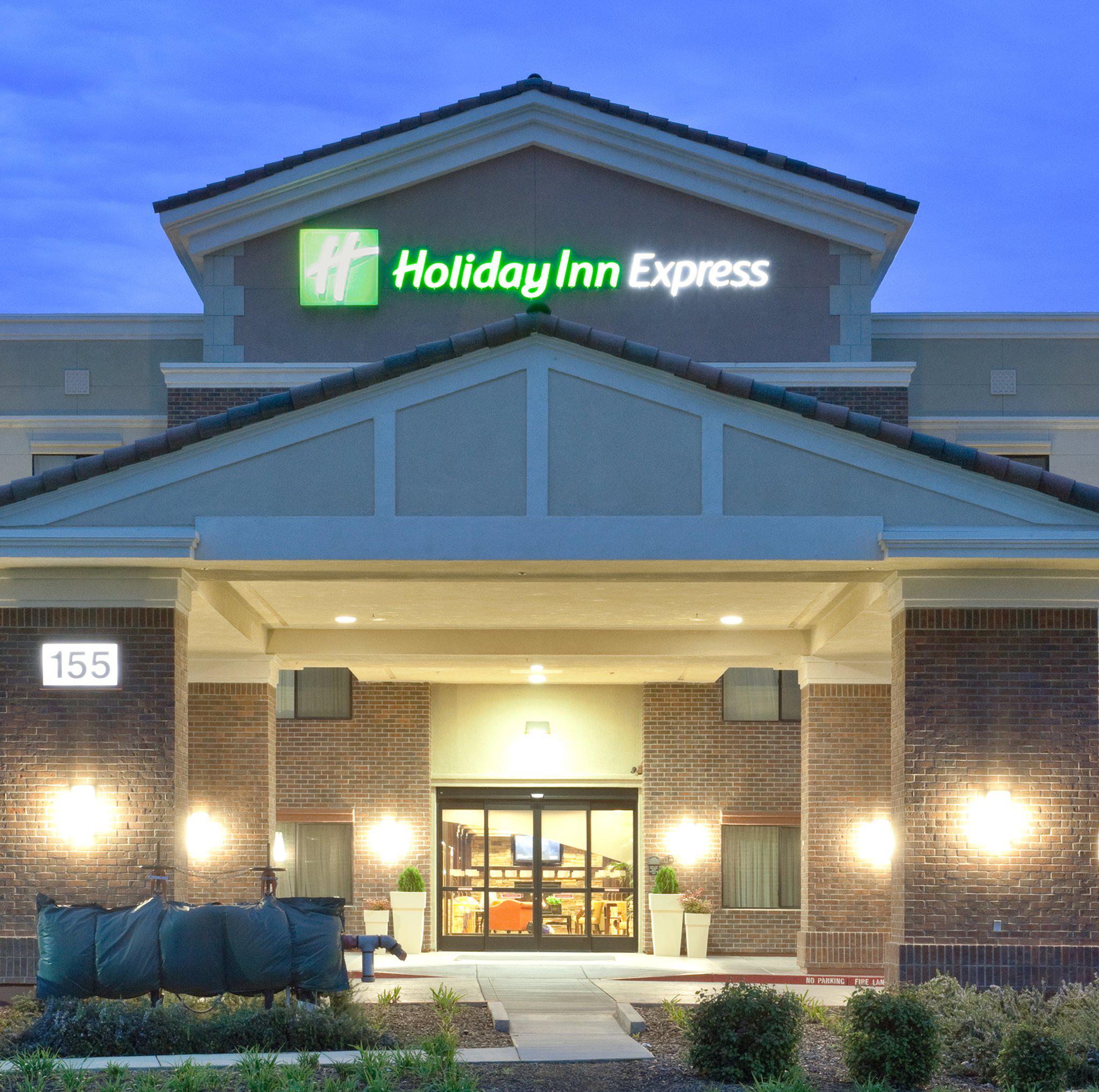 Holiday Inn Express & Suites Lincoln-Roseville Area Photo