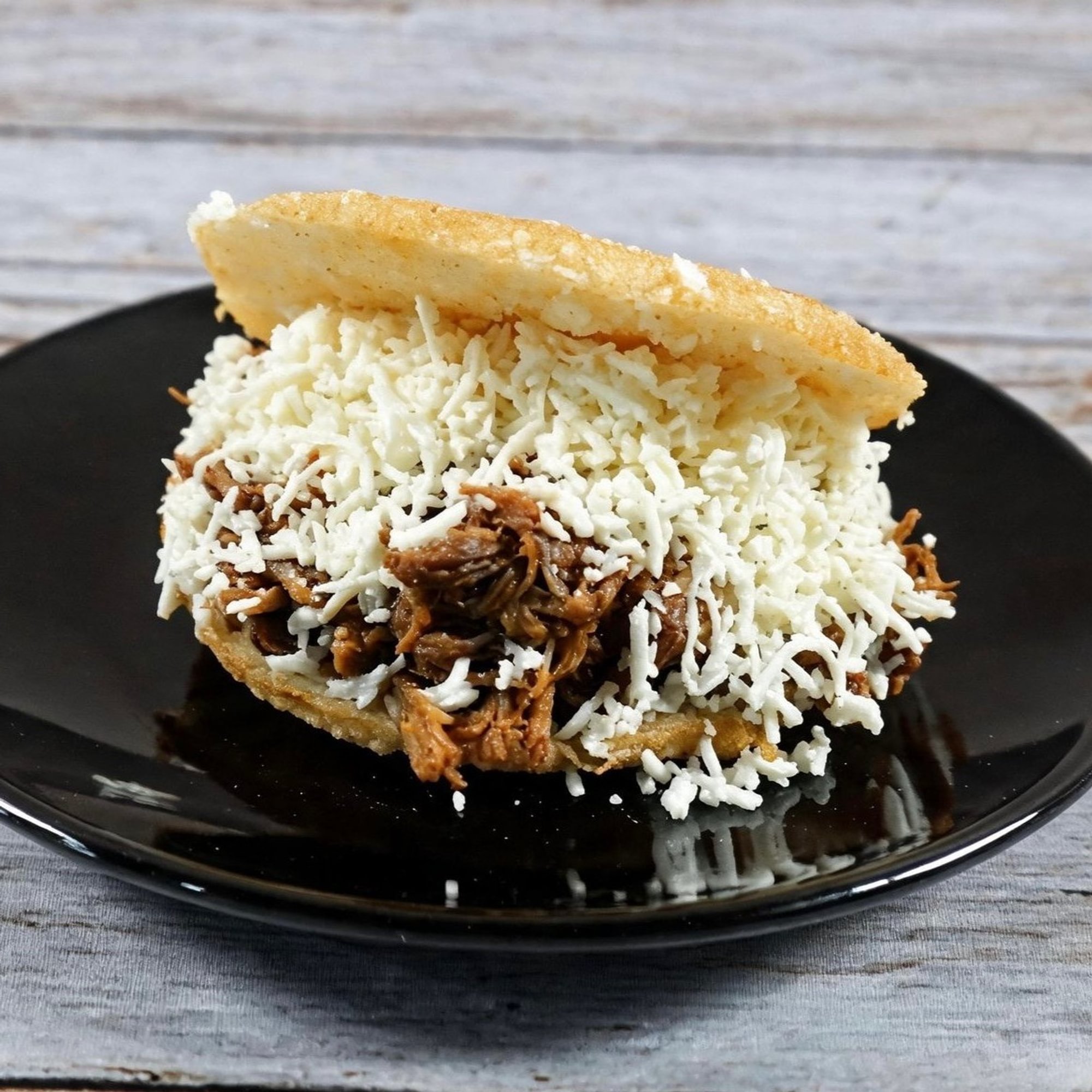 Arepa Rellena de Mechada