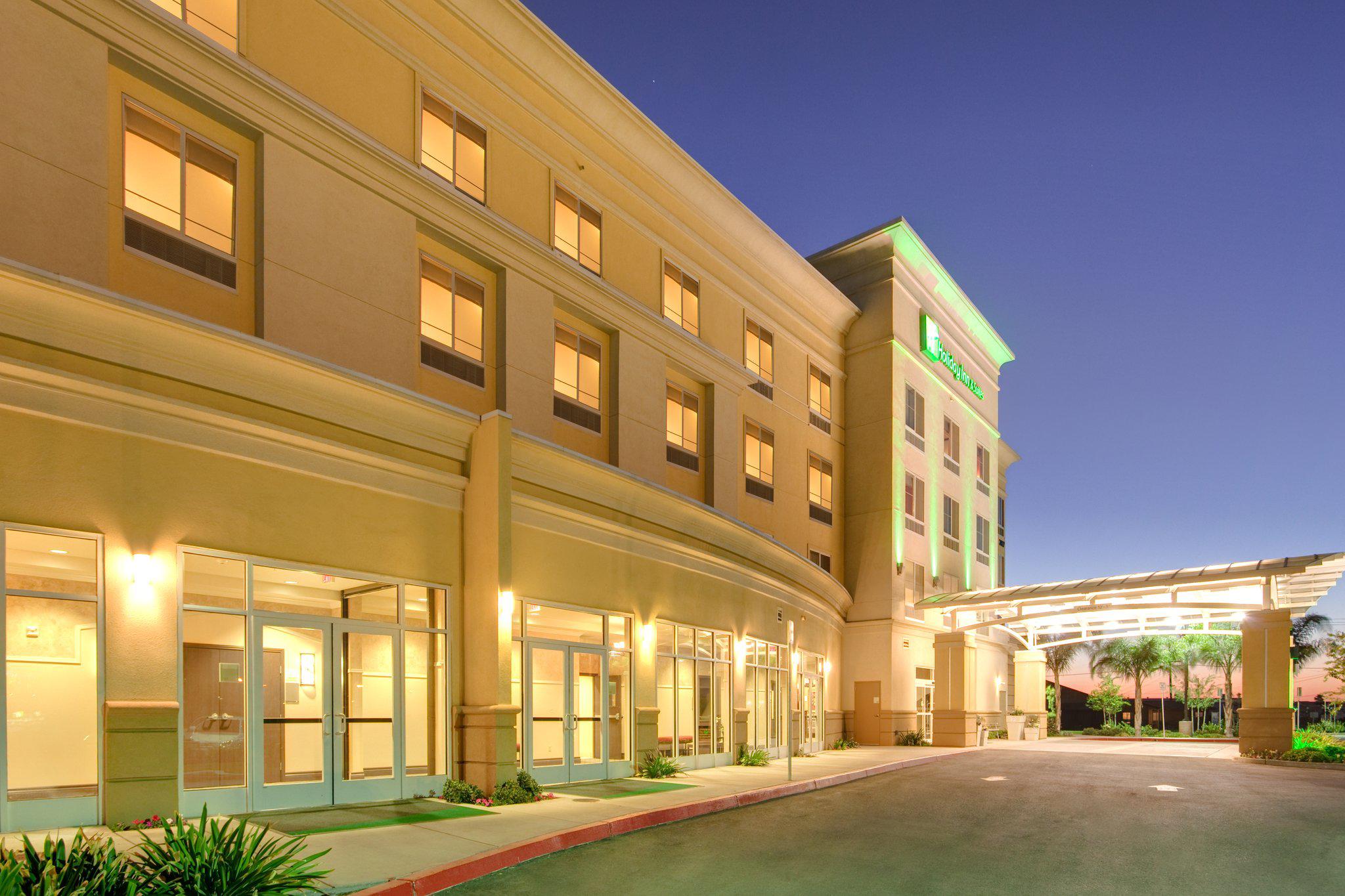 Holiday Inn & Suites Bakersfield Photo
