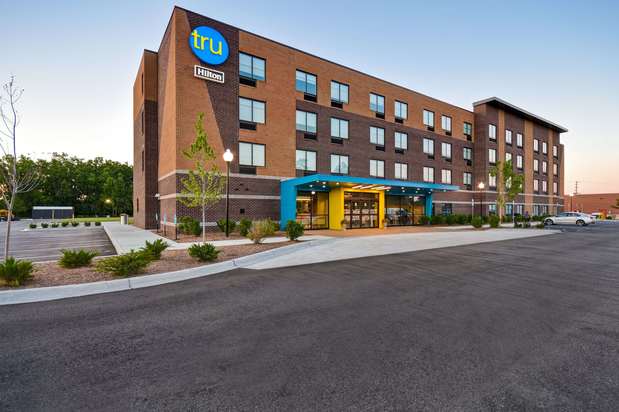 Images Tru by Hilton Sterling Heights Detroit