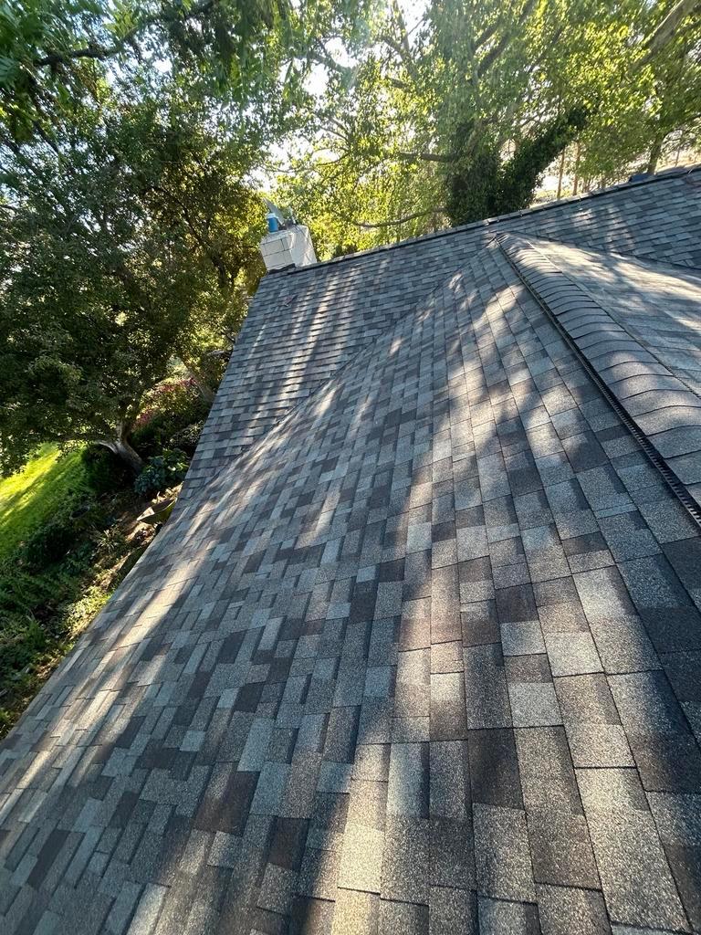 E & H Roofing Image