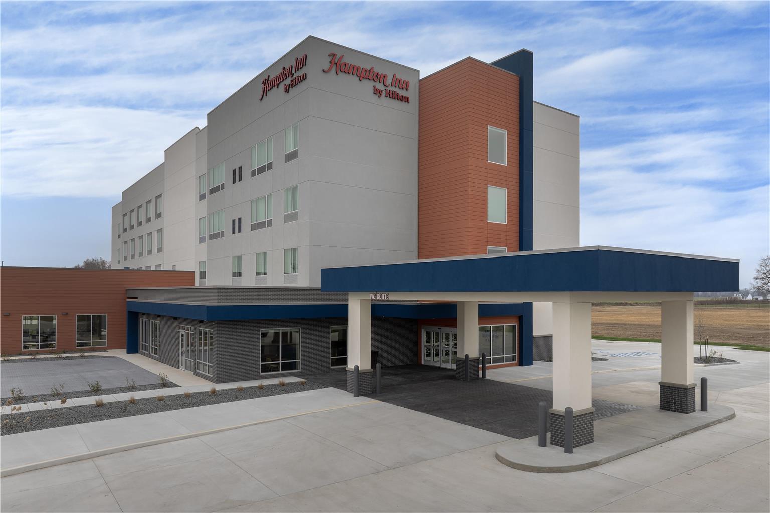 Hampton Inn by Hilton Dexter Logo