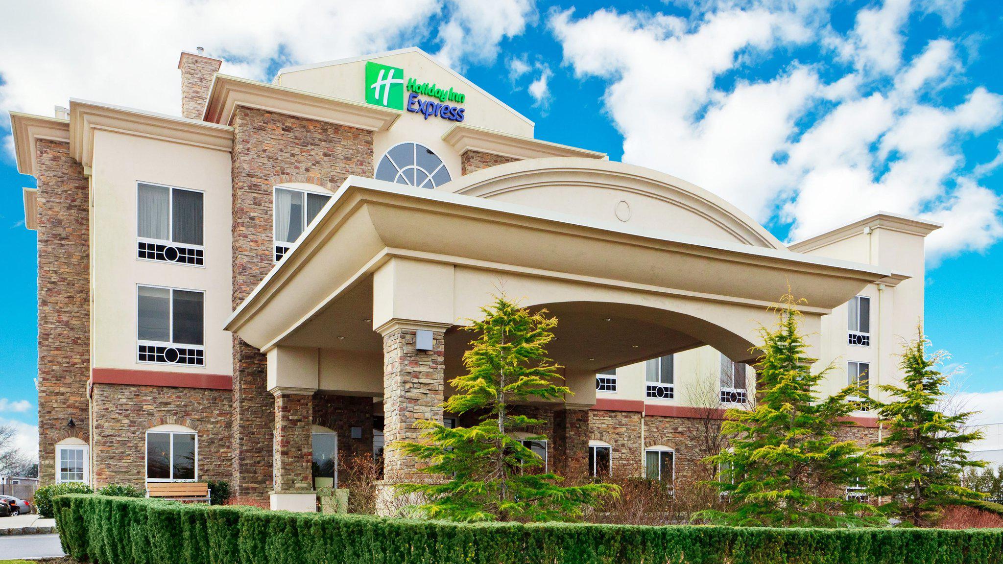 Holiday Inn Express & Suites Long Island-East End Photo