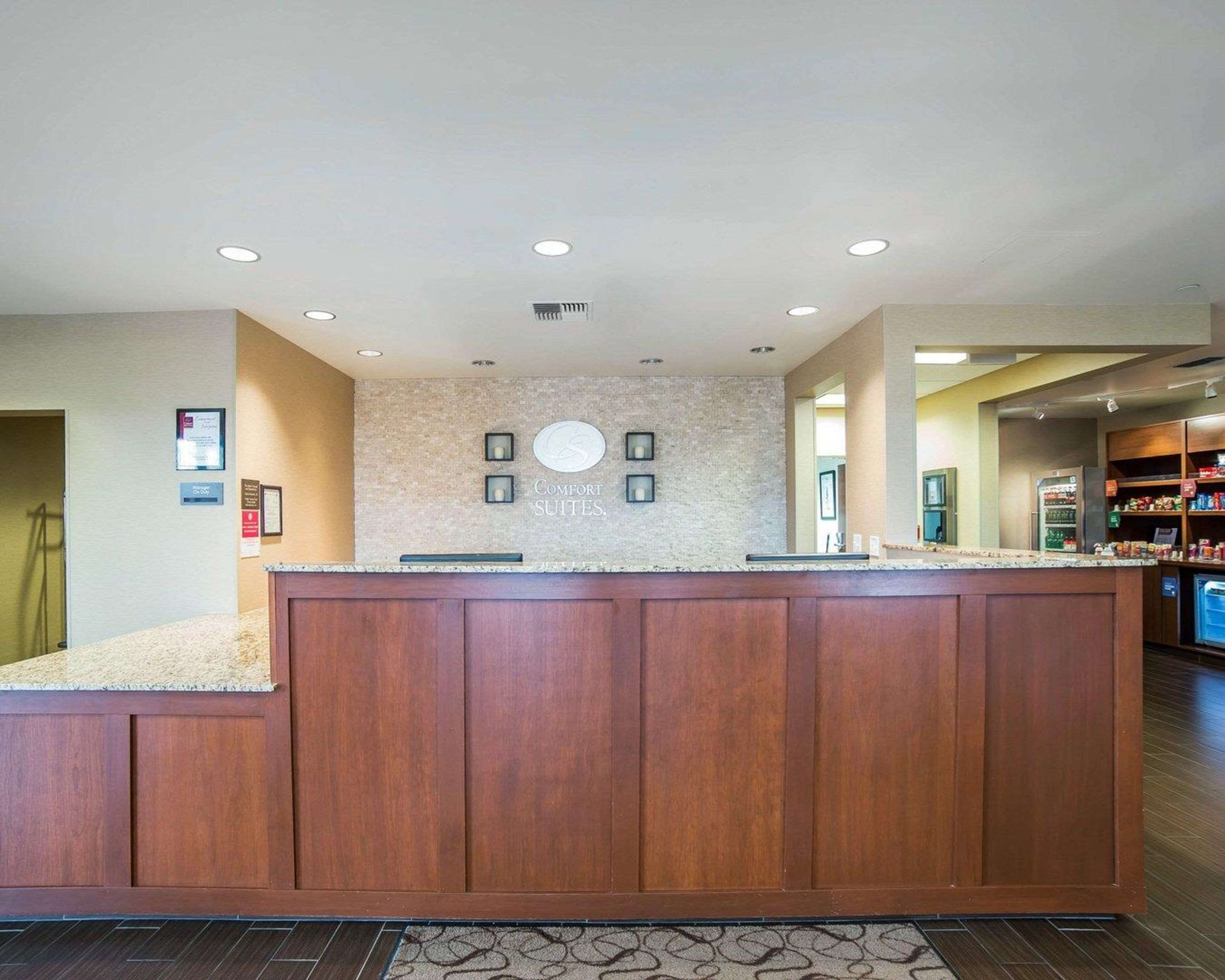 Comfort Suites Airport-University Photo