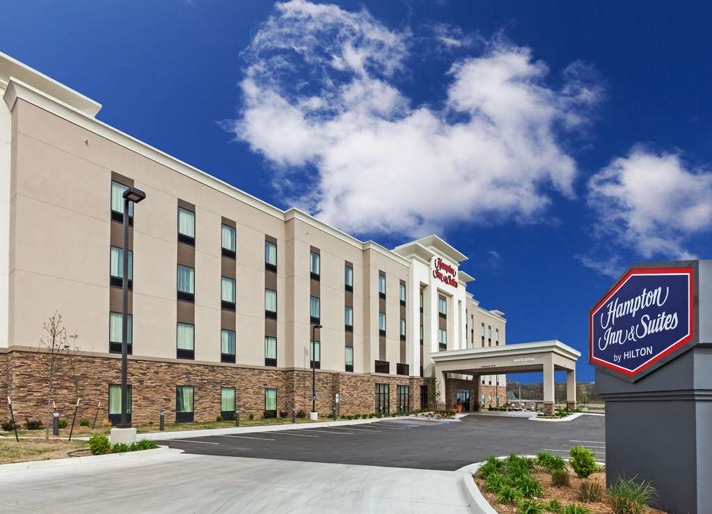 Hampton Inn &amp; Suites Claremore Logo