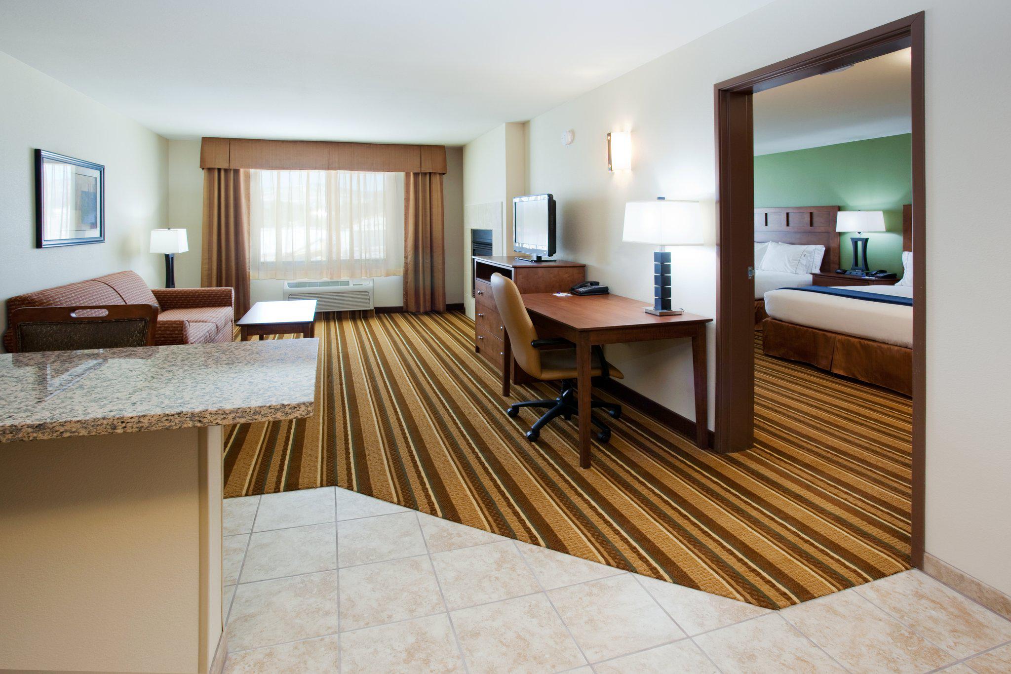 Holiday Inn Express & Suites Los Alamos Entrada Park Photo