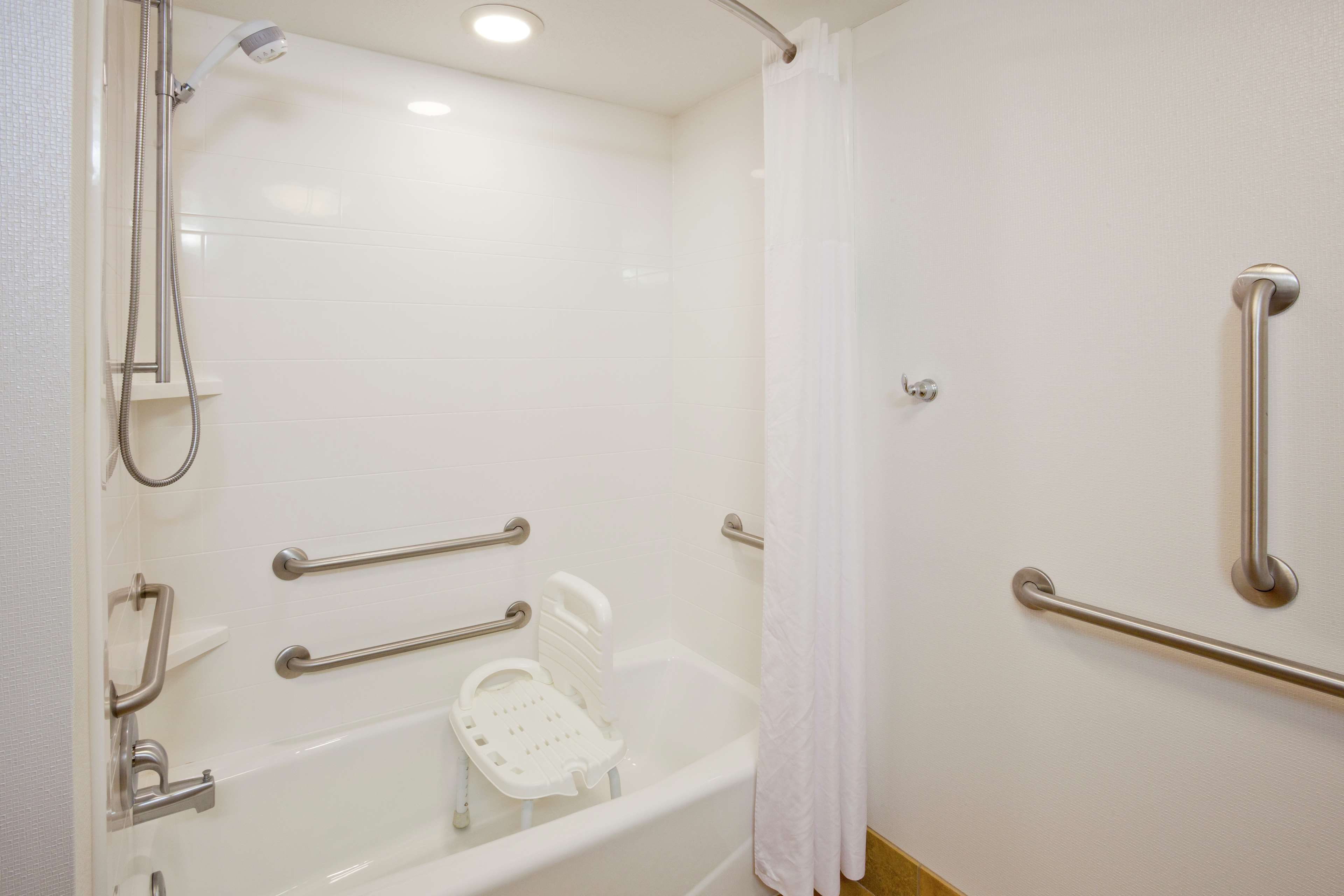 Guest room bath