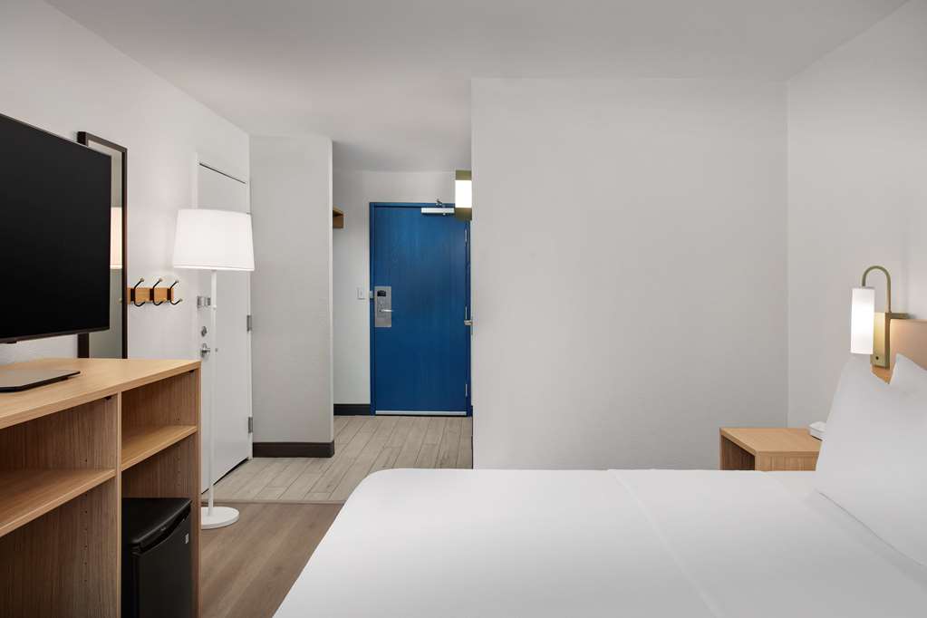 Spark by Hilton Atlanta Cumberland Ballpark Image