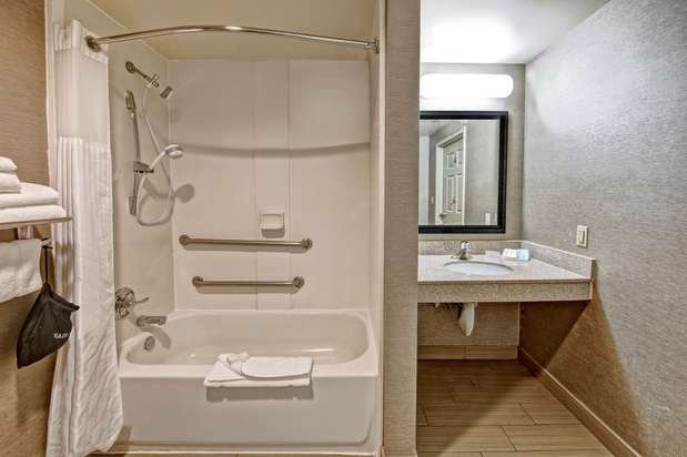 Images Hilton Garden Inn Birmingham/Lakeshore Drive