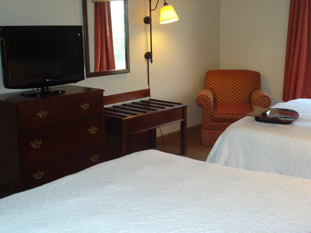 Hampton Inn Emporia Image