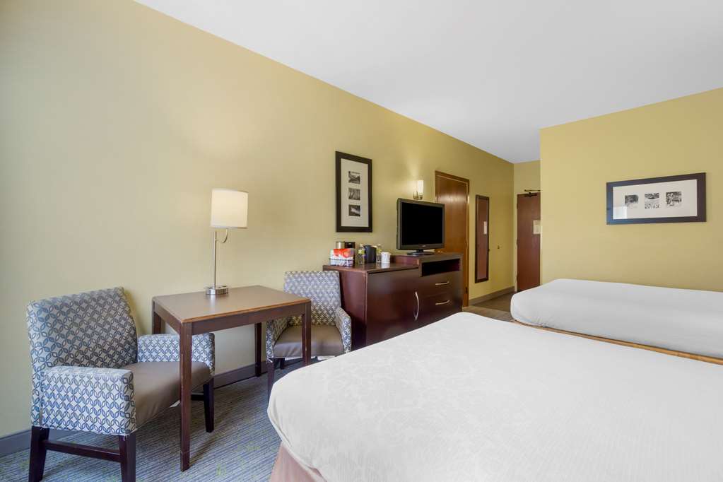 Best Western Plus Plaza by the Green Image