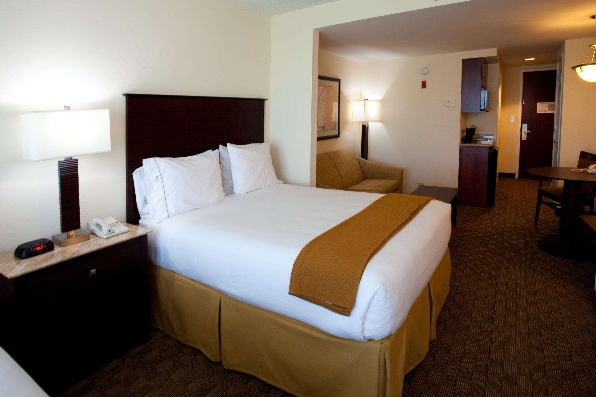 Holiday Inn Express & Suites Columbus at Northlake Photo