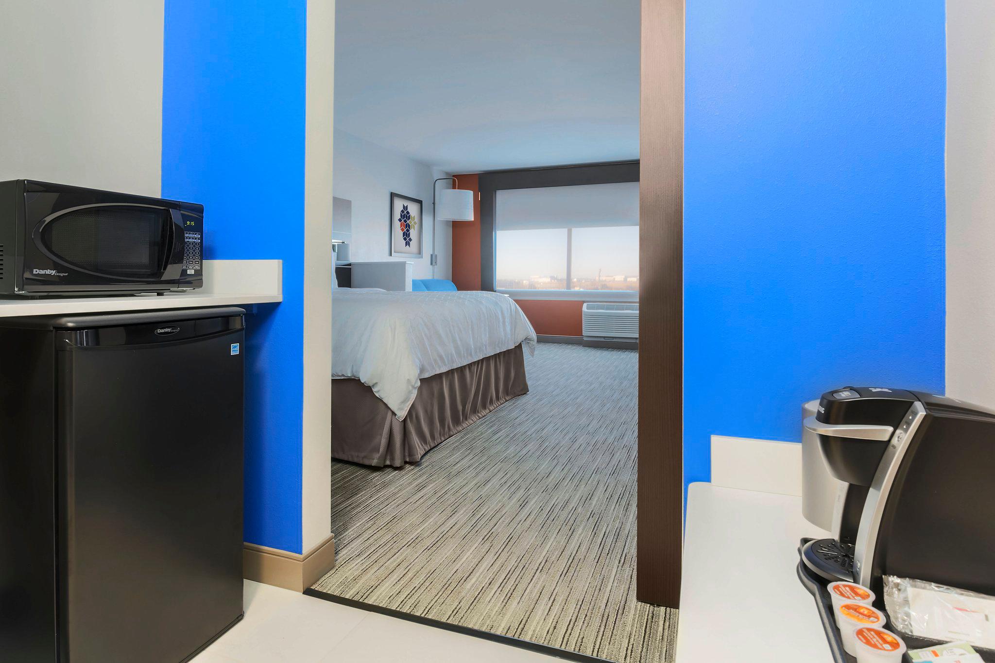 Holiday Inn Express & Suites Chicago O'Hare Airport Photo