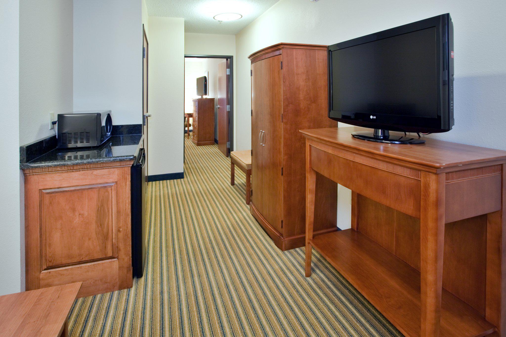 Holiday Inn Express & Suites Fredericksburg Photo