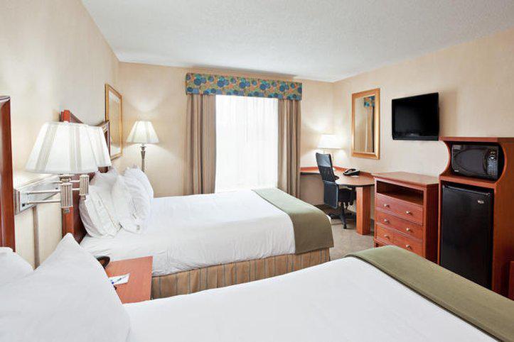 Holiday Inn Express & Suites Auburn Hills Photo