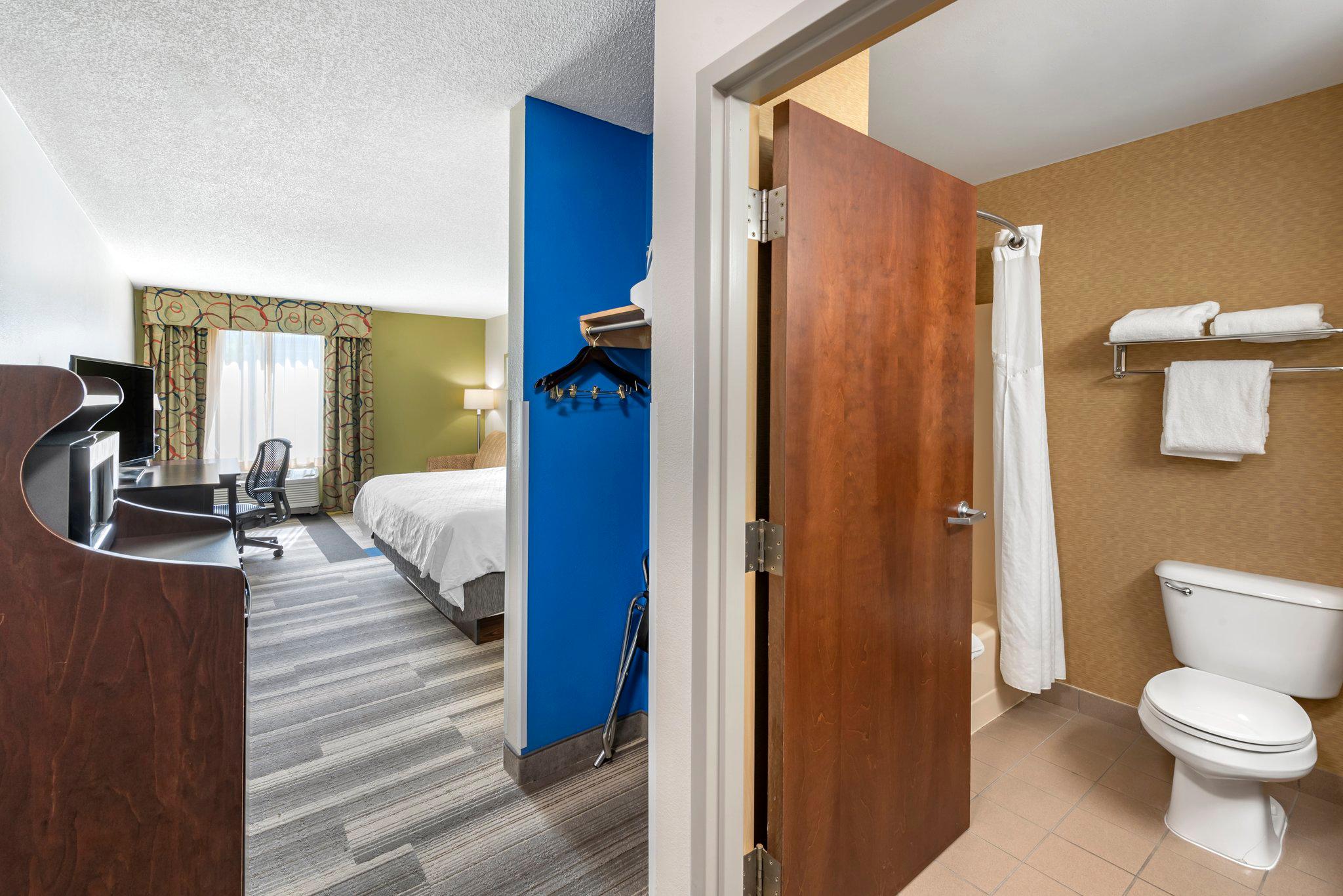 Holiday Inn Express & Suites Cincinnati-Blue Ash Photo