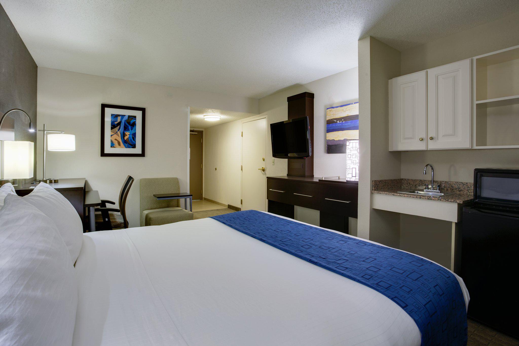 Holiday Inn Express & Suites Meadowlands Area Photo