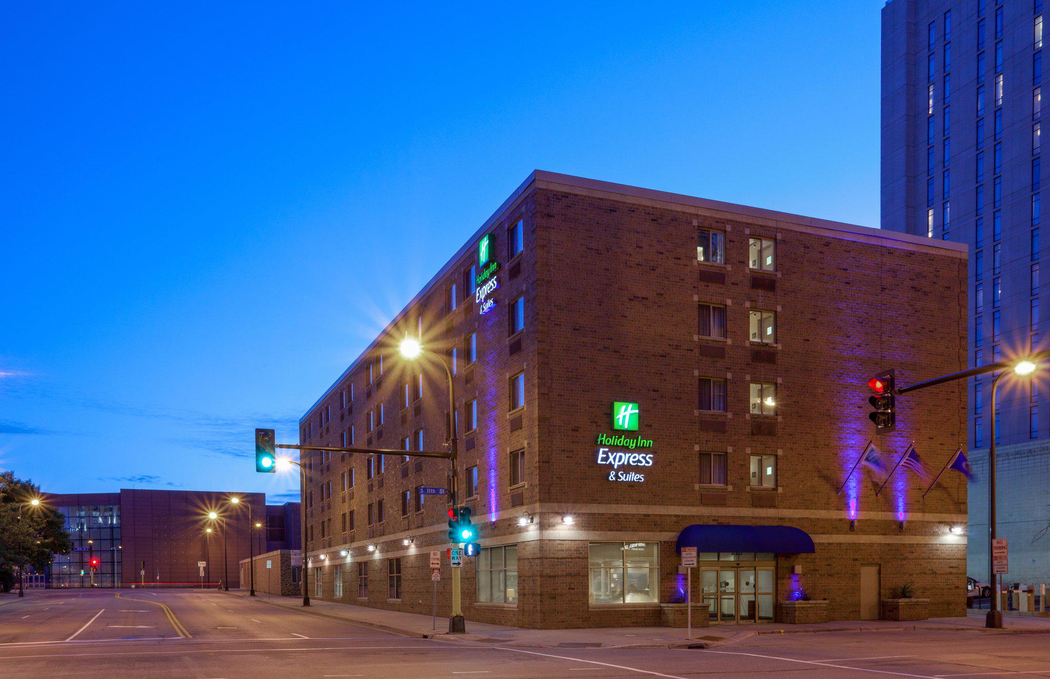 Holiday Inn Express & Suites Minneapolis-Dwtn (Conv Ctr) Photo