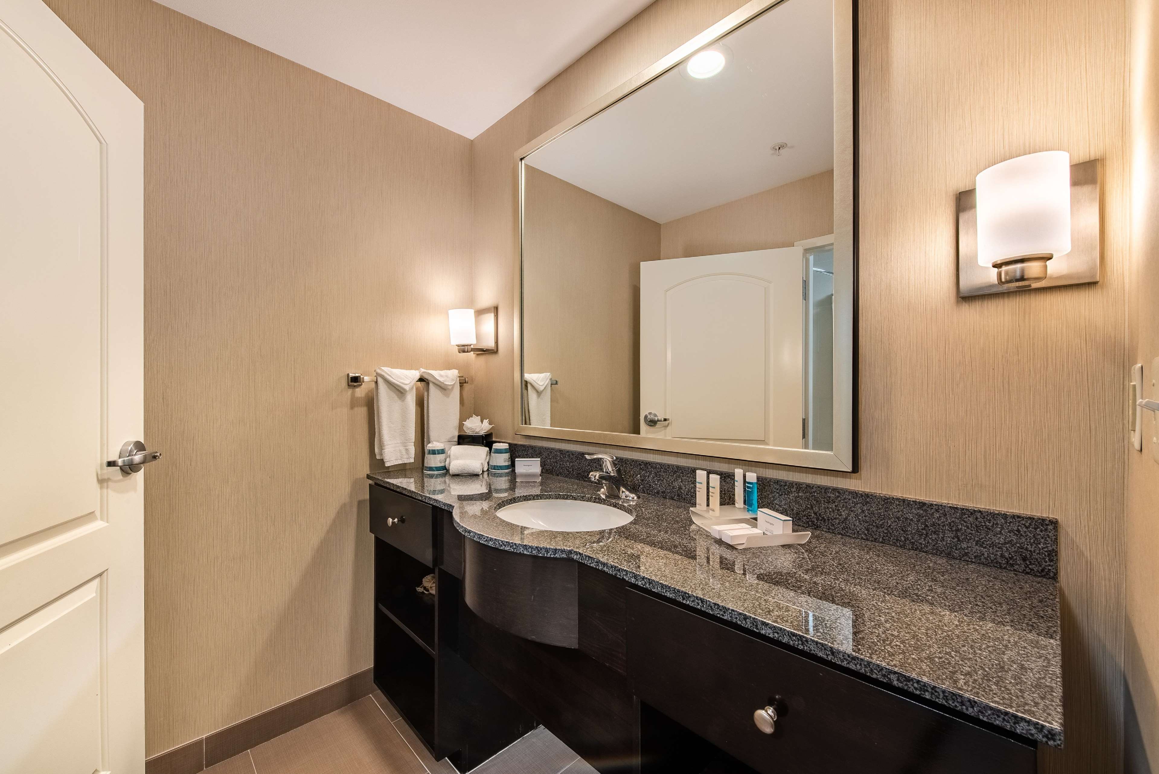 Guest room bath
