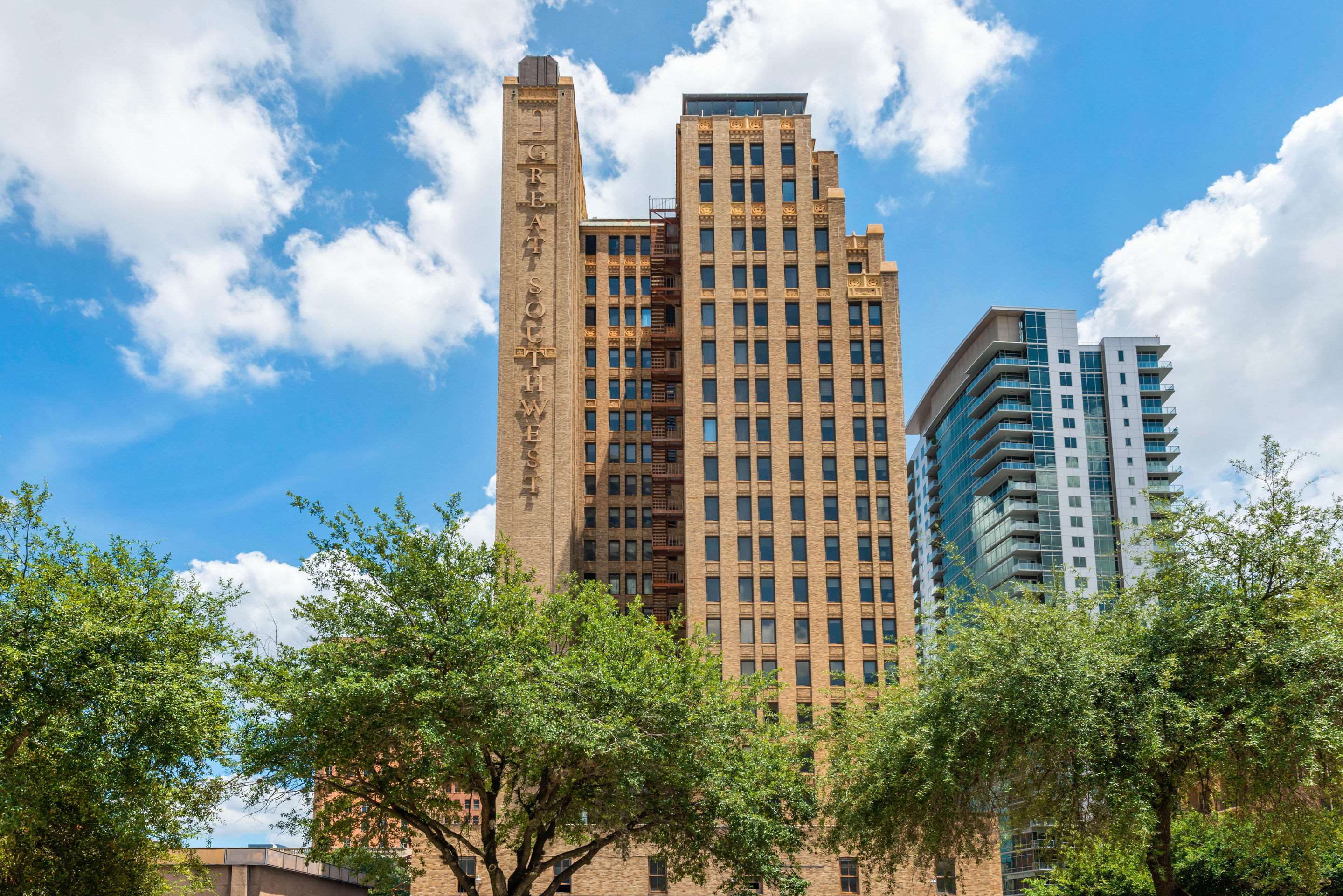 Cambria Hotel Houston Downtown Convention Center Photo