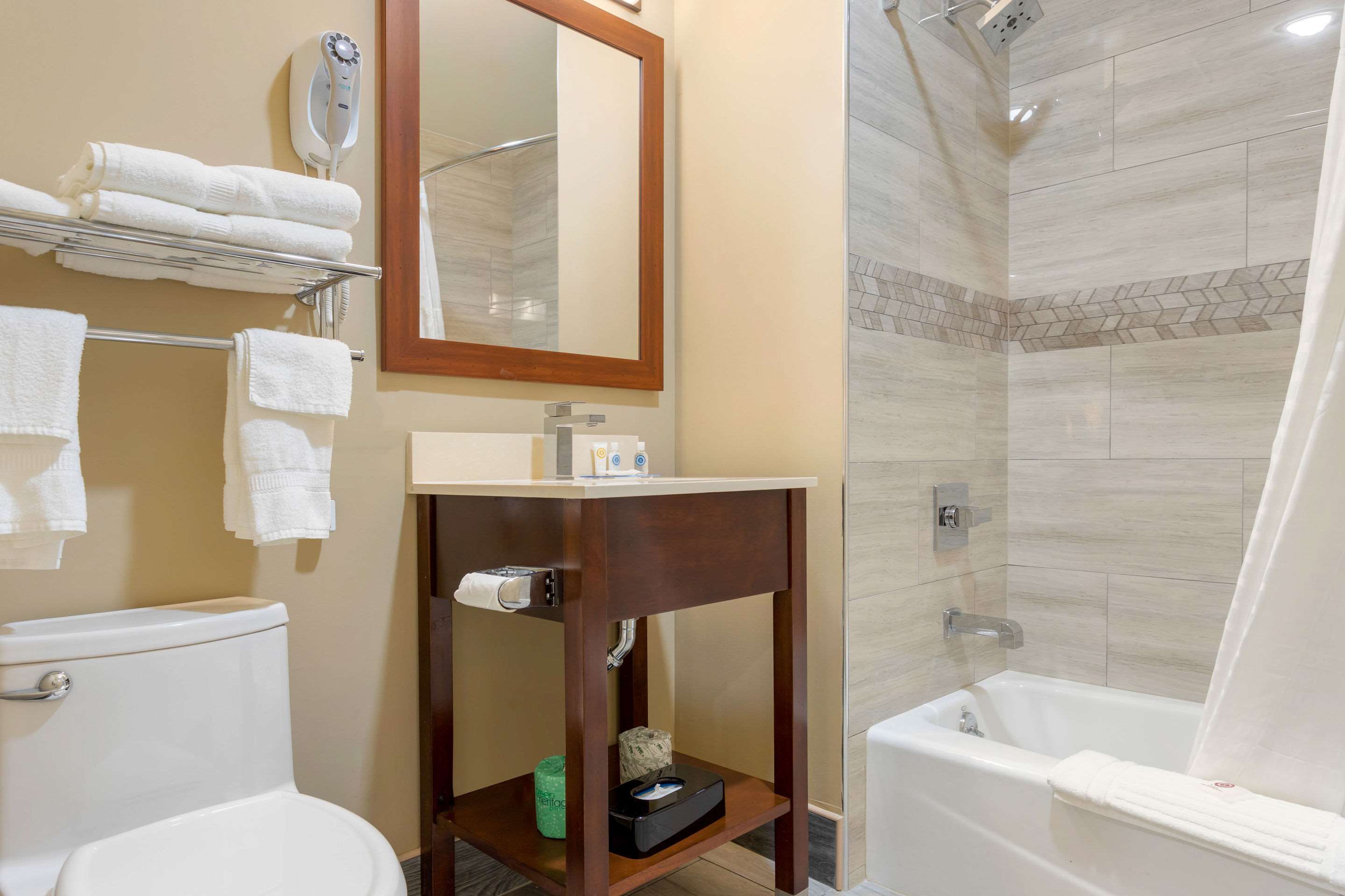 Comfort Inn & Suites Near Jfk Air Train Photo