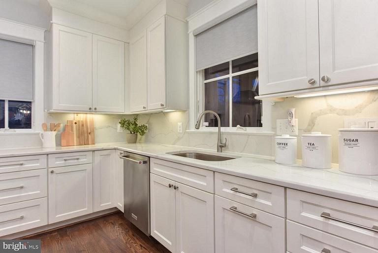 Bright, fresh kitchens are all the rage right now-and that's because they look so clean and spacious! What's a good window covering option for this style? How about our Roller Shades, featured in this Alexandria kitchen?  BudgetBlindsArlingtonAlexandria  RollerShades  AlexandriaVA  FreeConsultation