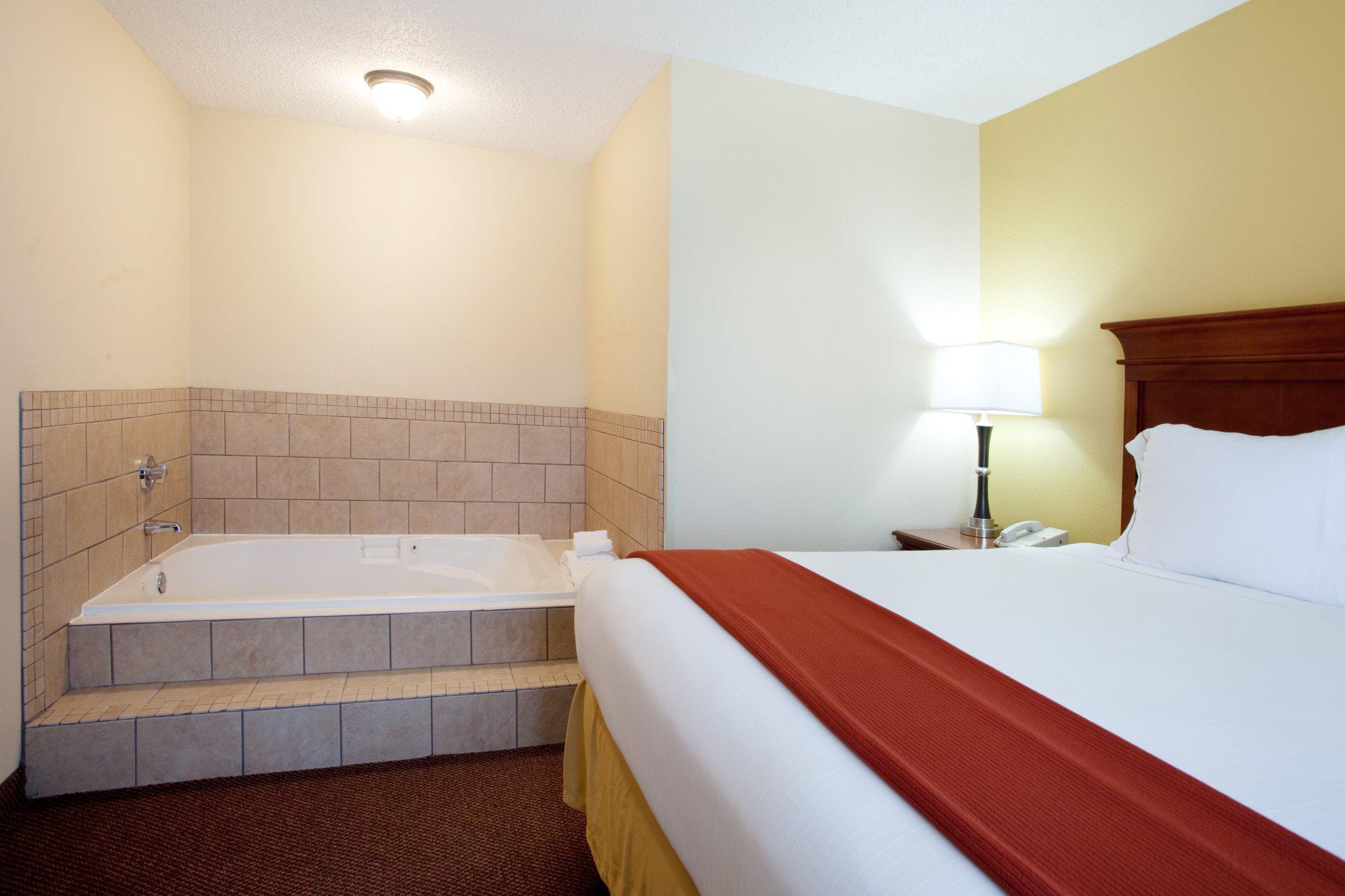 Holiday Inn Express & Suites Sulphur (Lake Charles) Photo