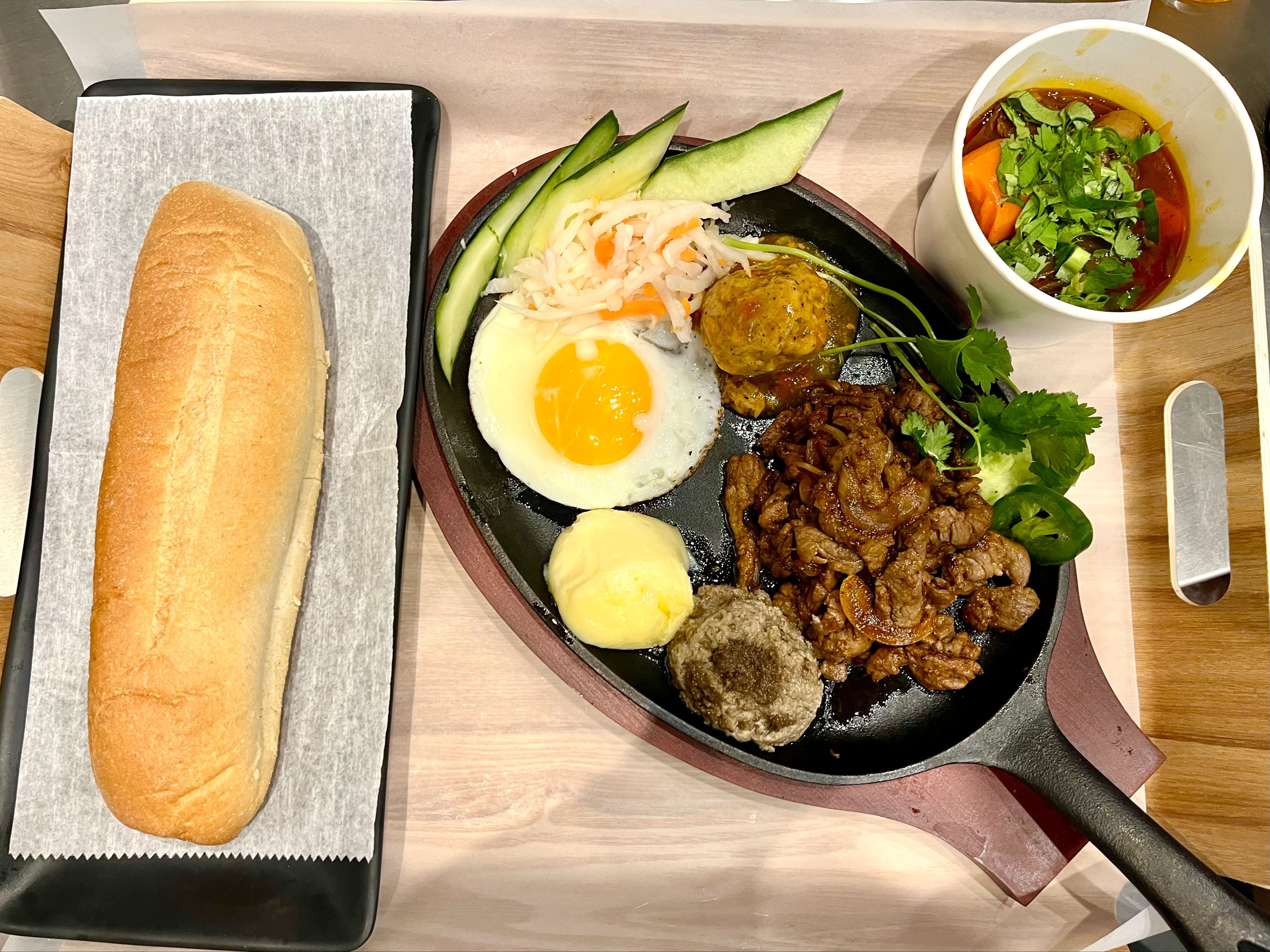Banh Mi Sizzling Steak Grand Slam (Bò Né Grand Slam, Trứng, Pate, Bơ, Xíu Mại, Bò Kho)