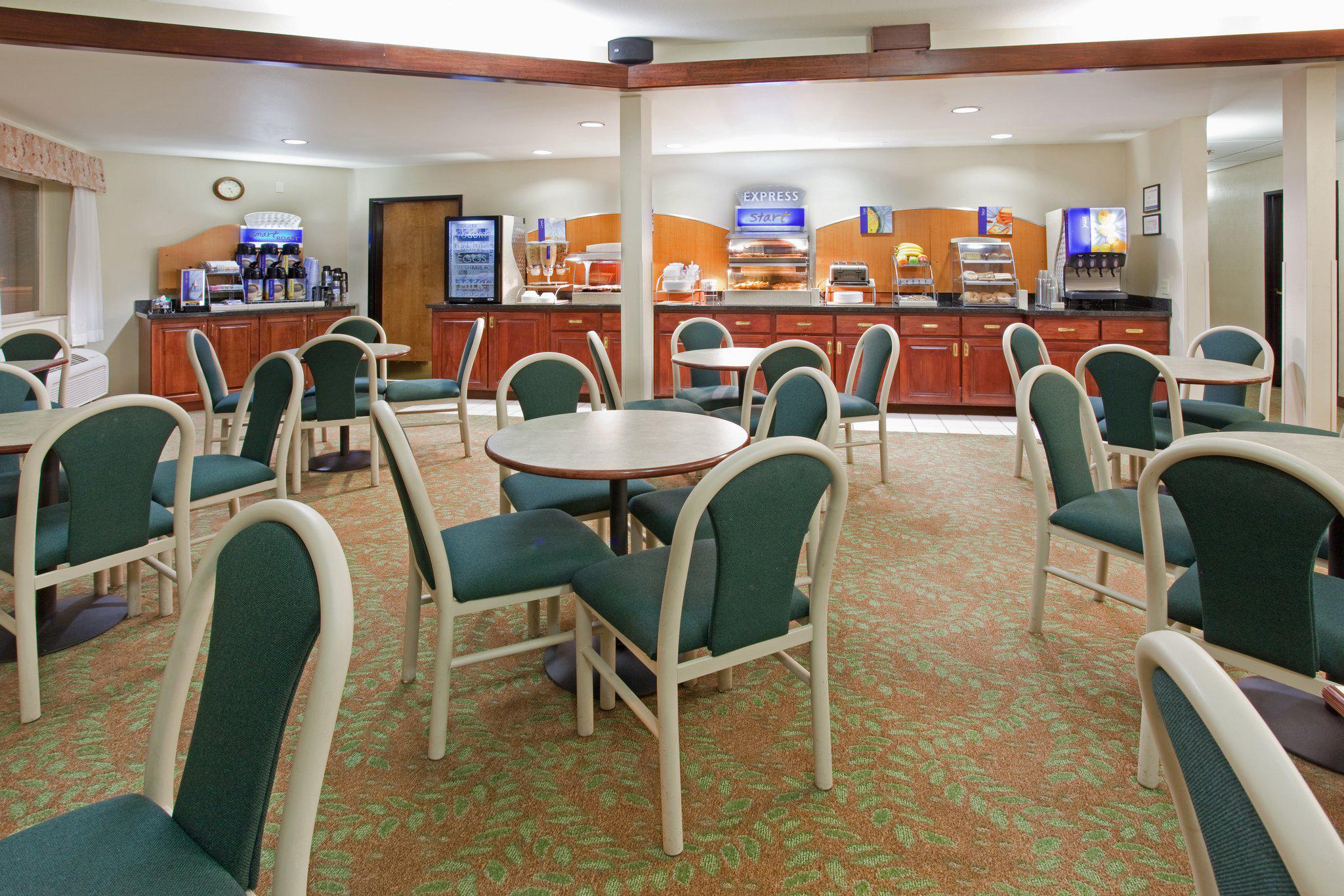 Holiday Inn Express & Suites Colorado Springs Airport Photo