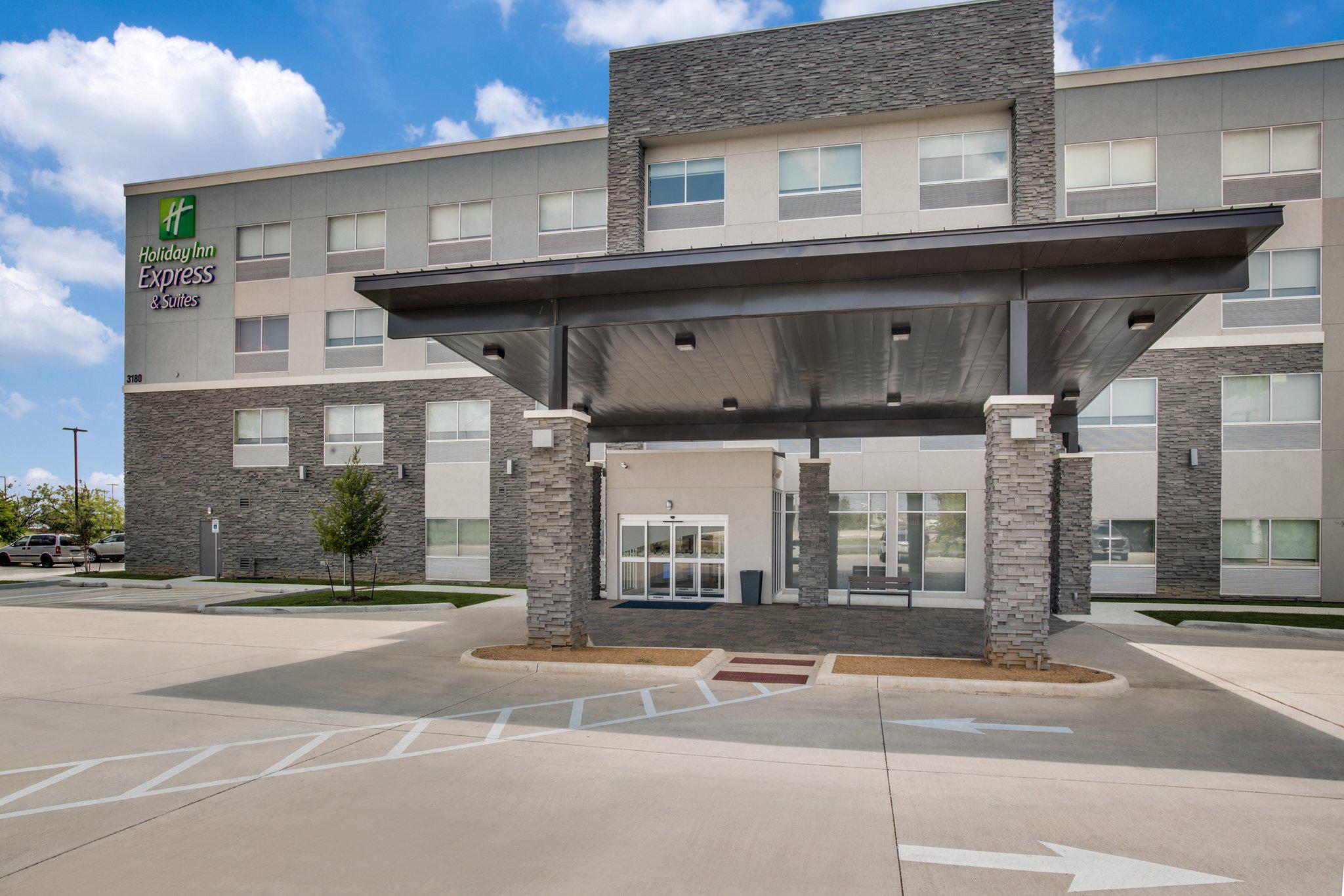 Holiday Inn Express & Suites Denton South Photo