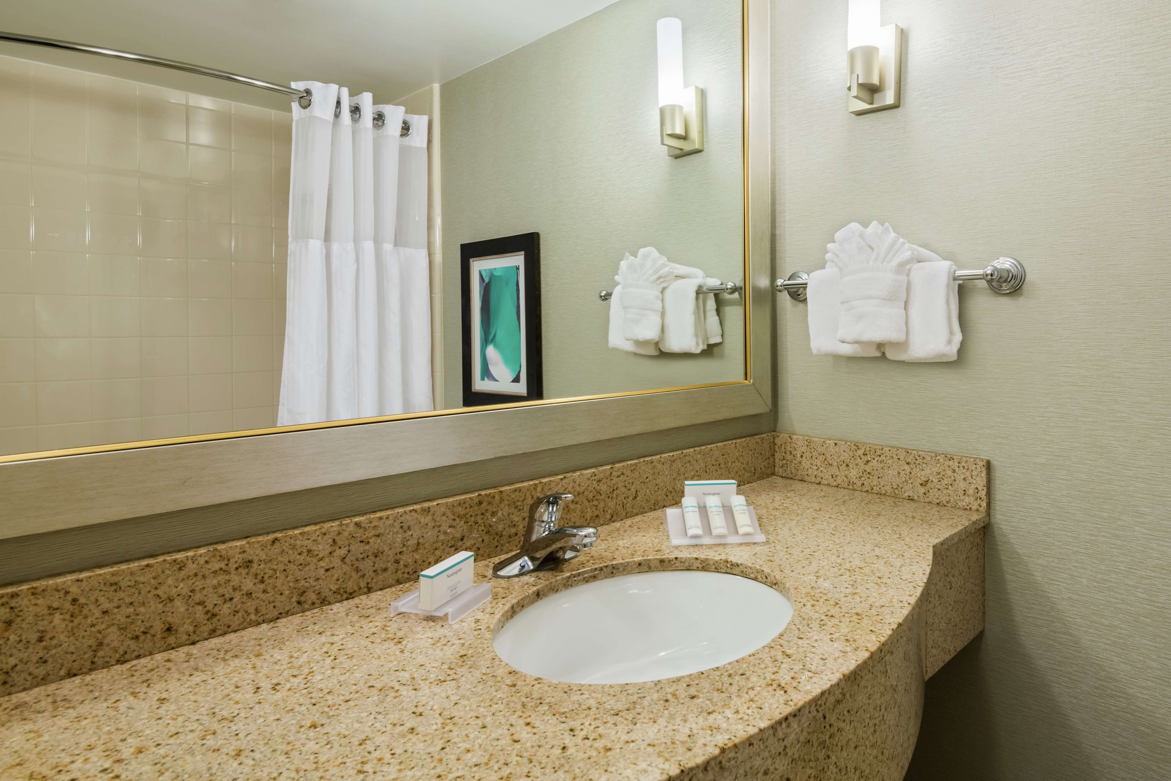 Guest room bath