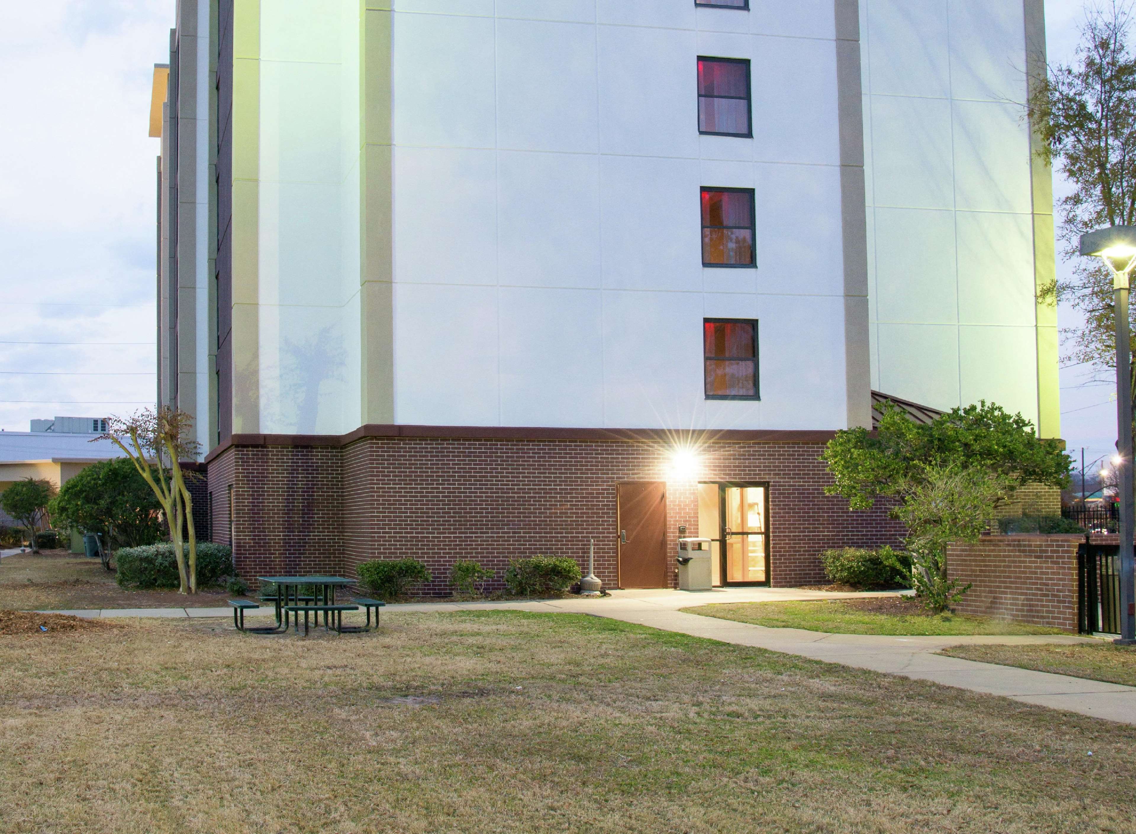 Hampton Inn & Suites Jackson Downtown-Coliseum Photo