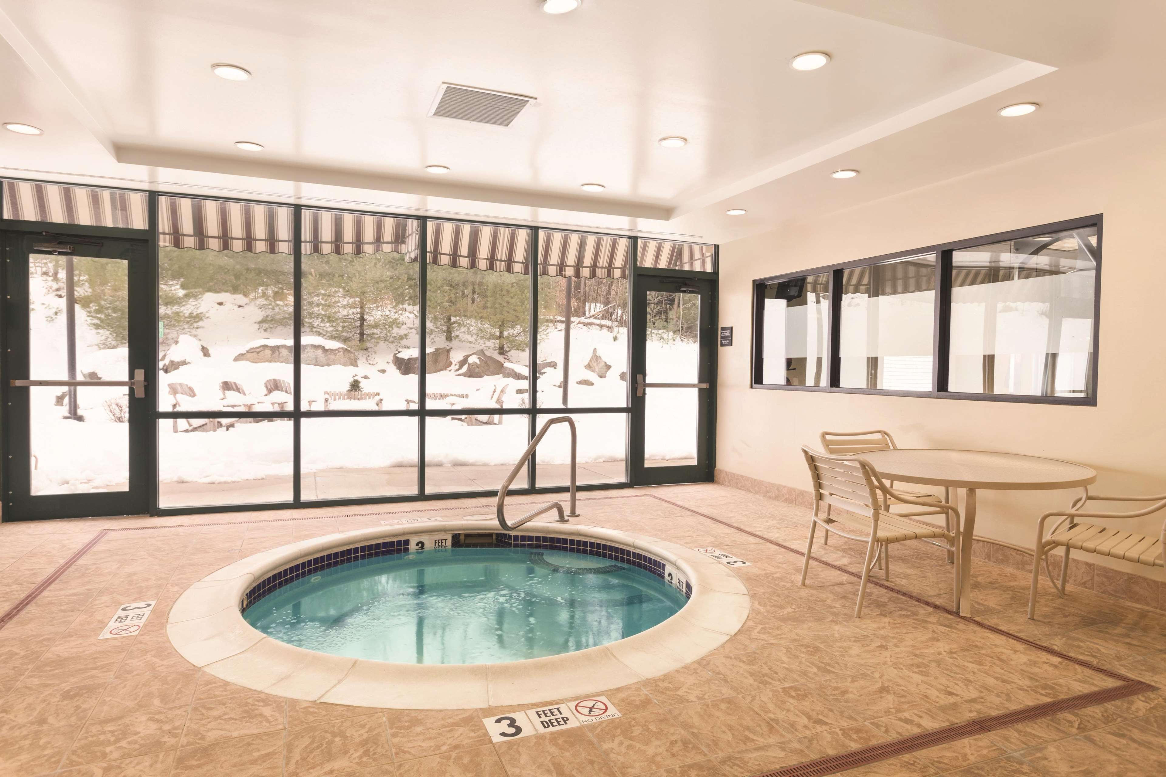 Hampton Inn & Suites Lake George Photo