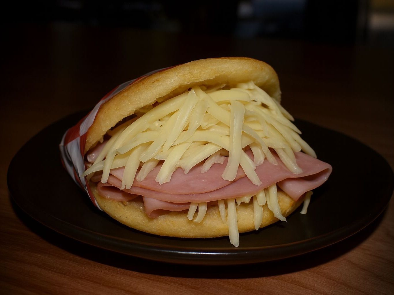 Ham & Cheese Arepa / Arepa de Jamón y Queso