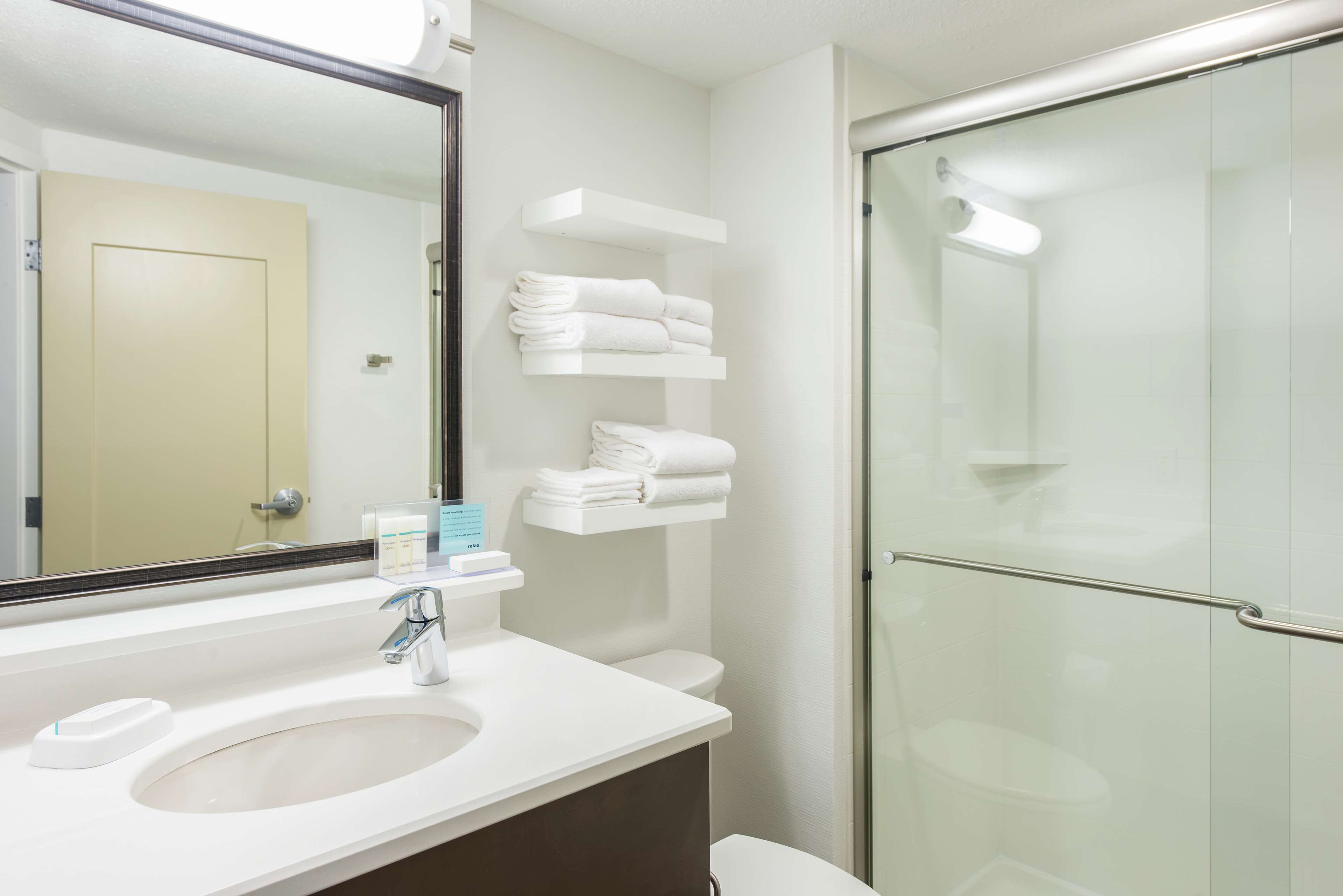 Guest room bath
