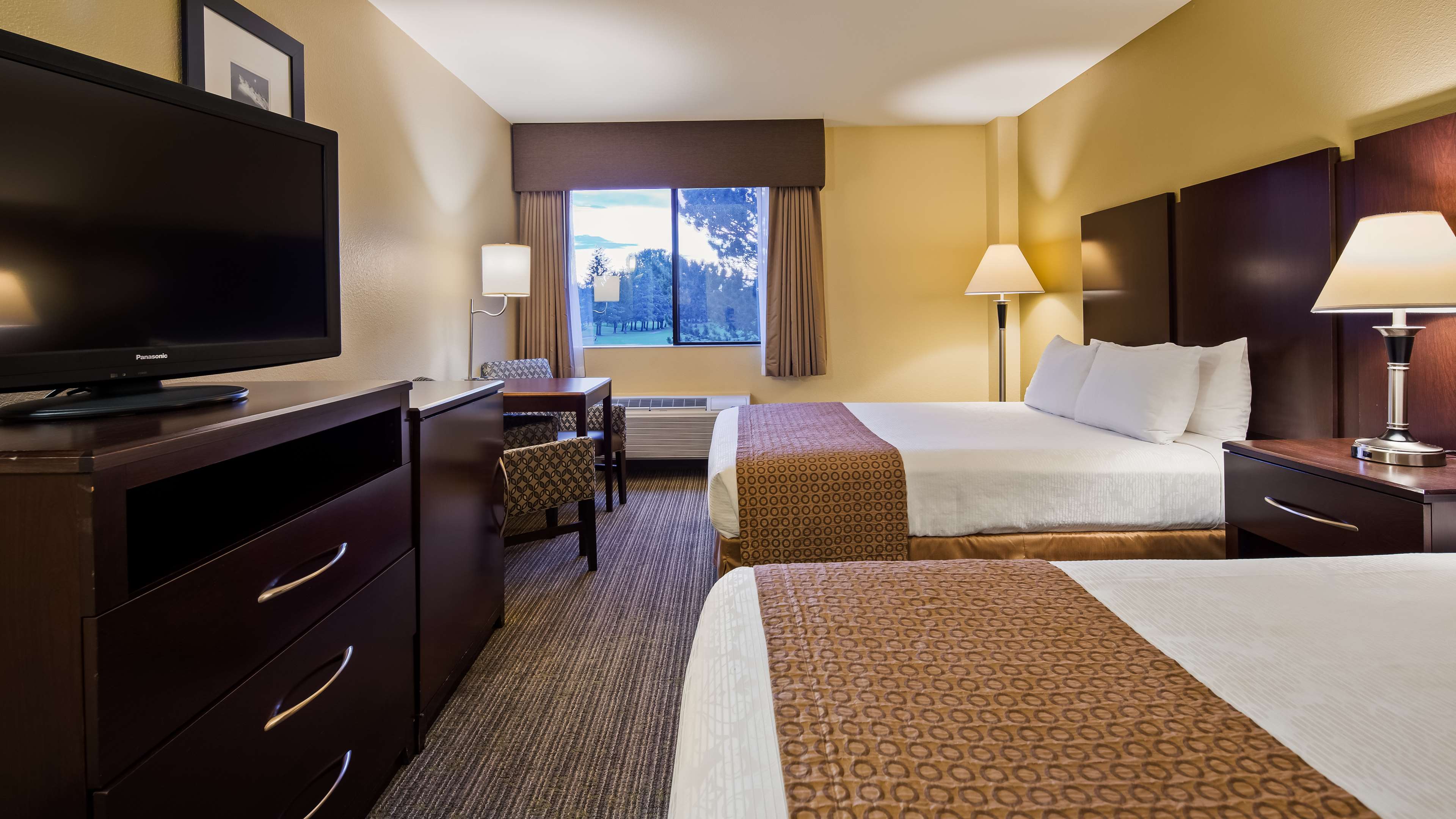 Best Western Plus Plaza by the Green Photo