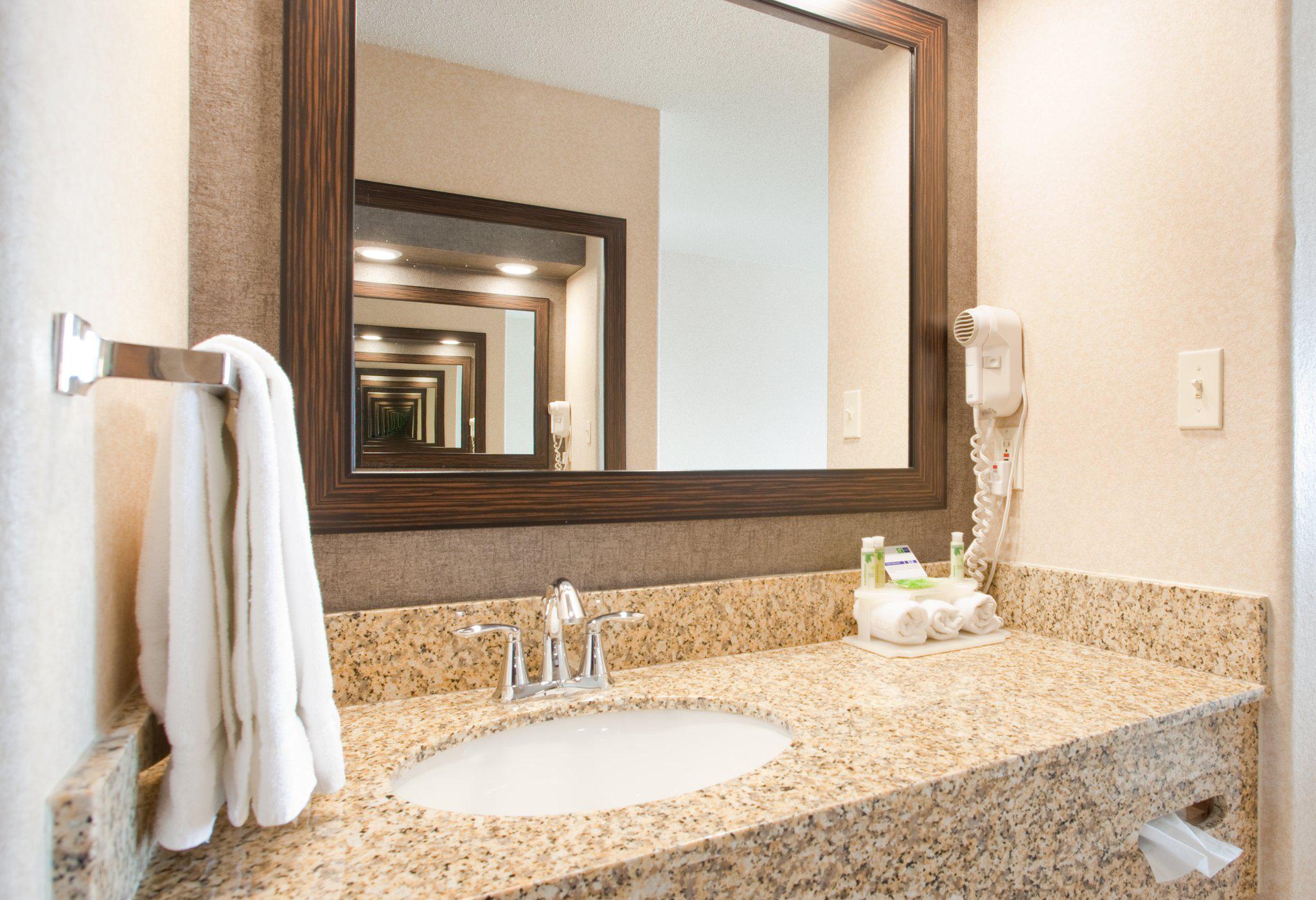 Holiday Inn Express & Suites Beatrice Photo