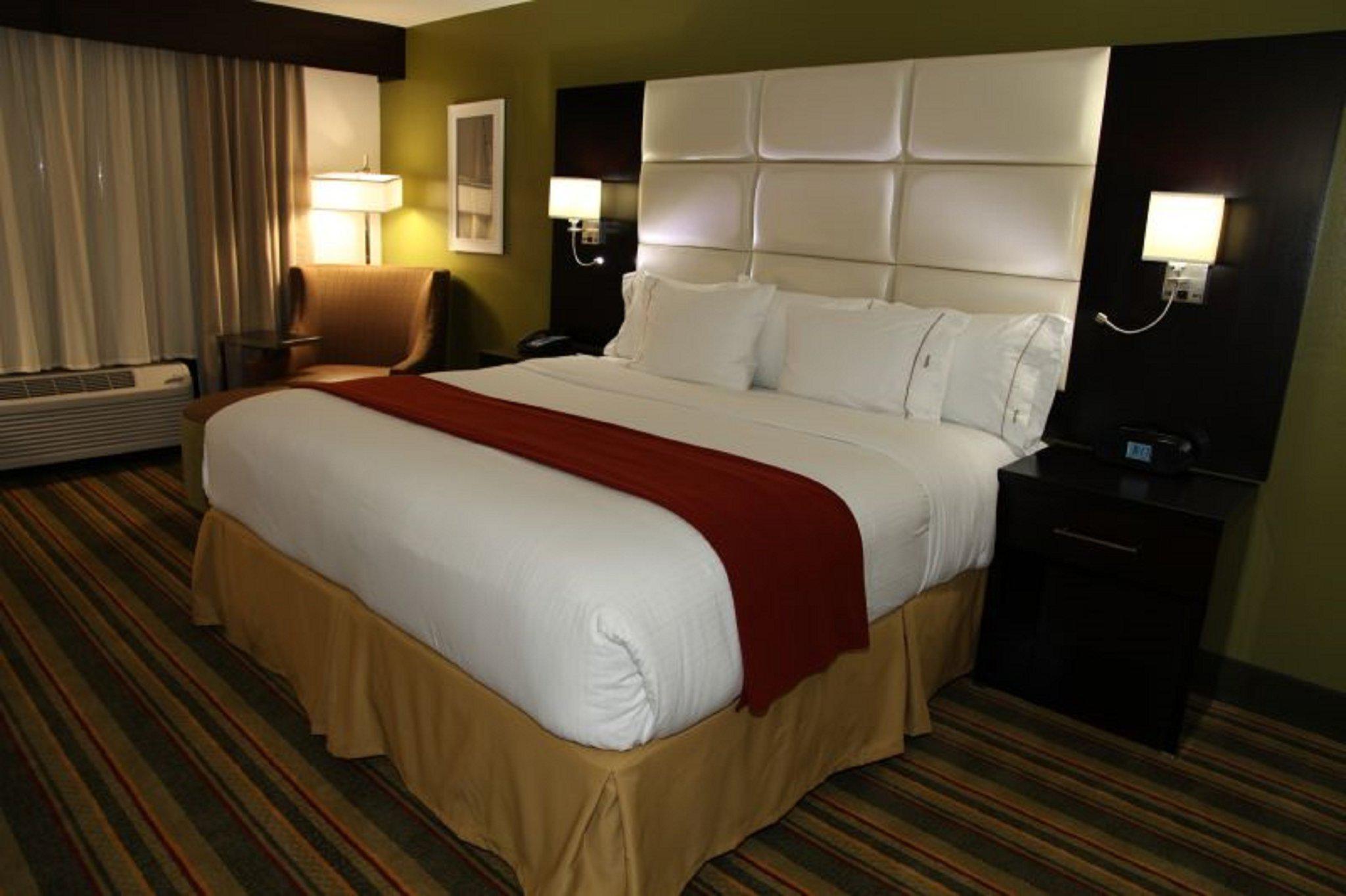 Holiday Inn Express & Suites Huntsville Airport Photo