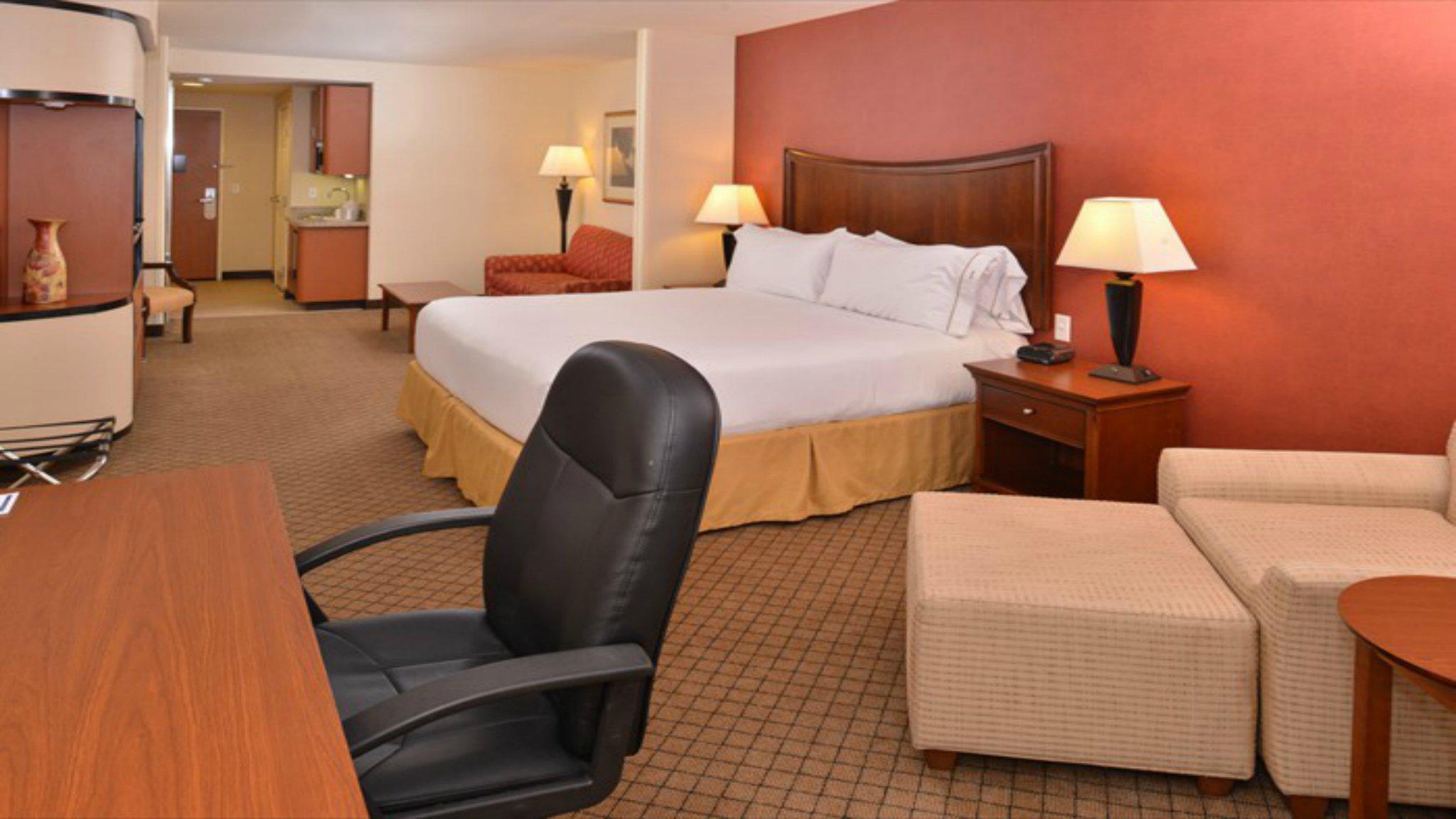 Holiday Inn Express & Suites Lincoln-Roseville Area Photo