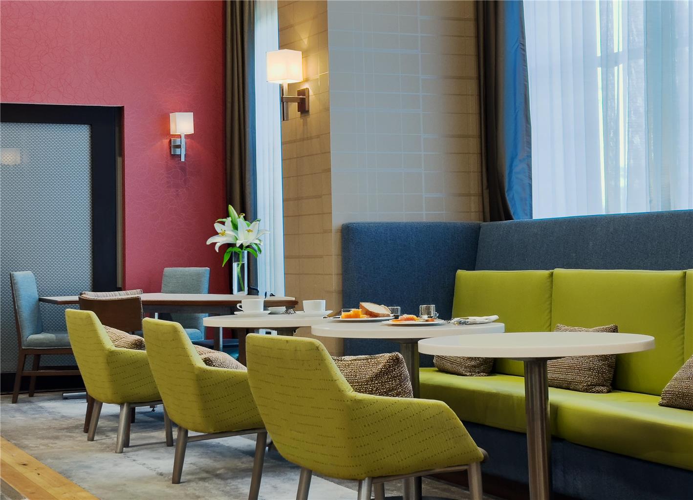 Hampton Inn & Suites Palm Desert Image