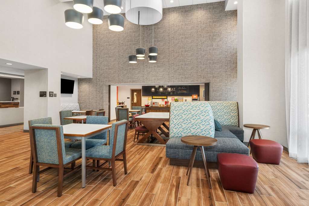 Hampton Inn & Suites Bakersfield Central Image