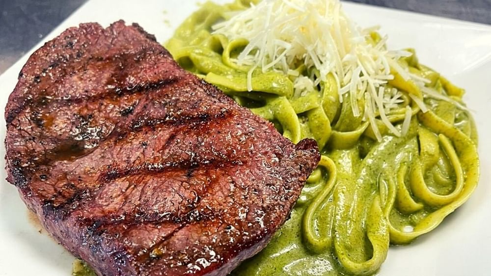 Tallarin Verde Con Bistec a La Parrilla