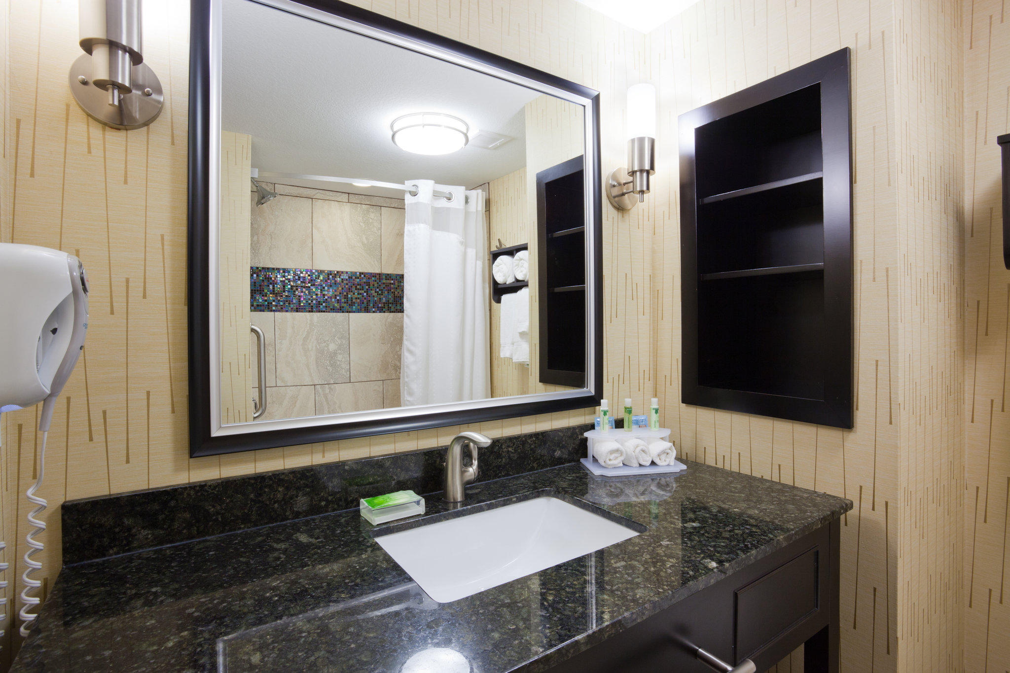 Holiday Inn Express & Suites Fort Dodge Photo