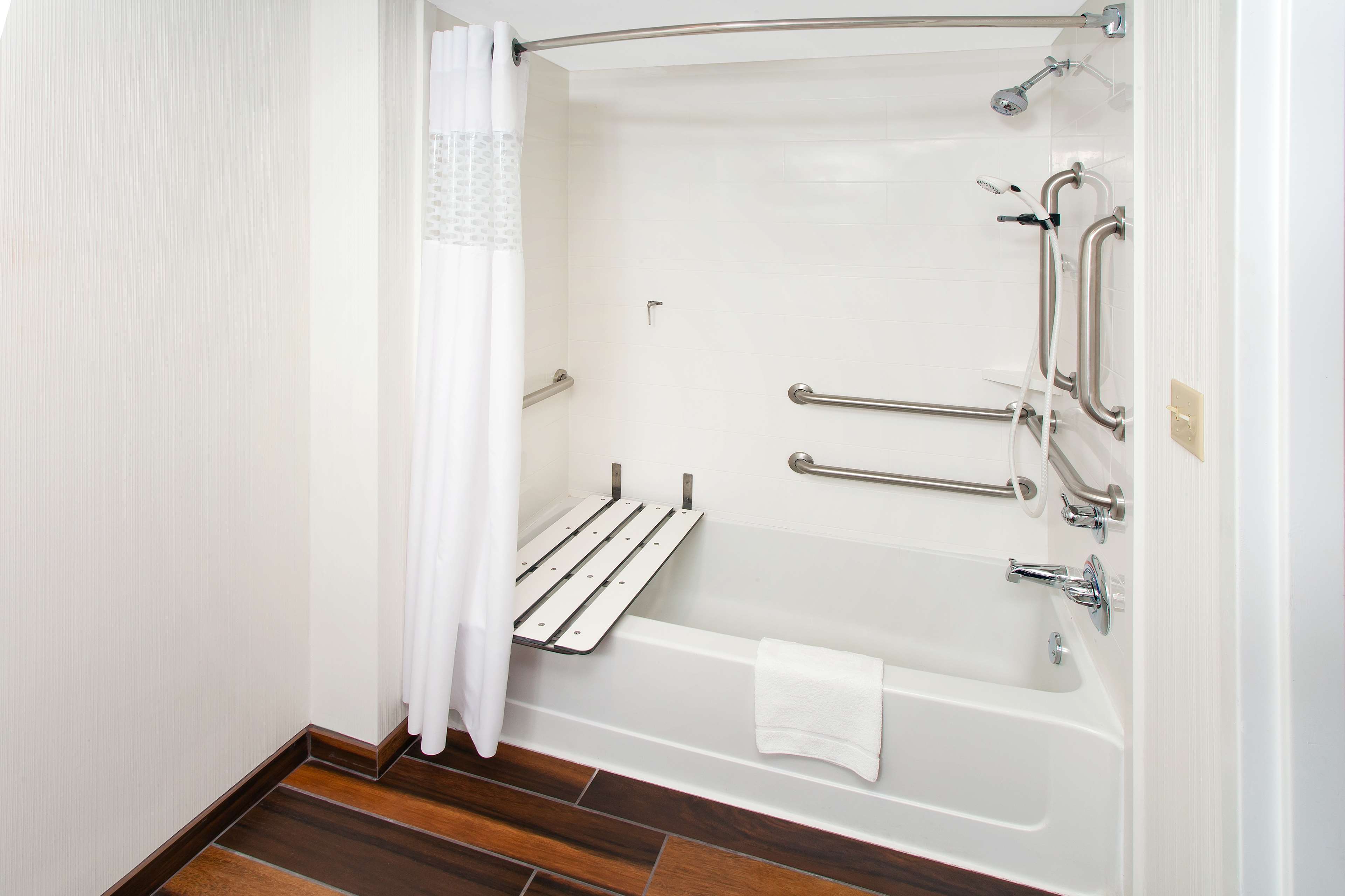 Guest room bath