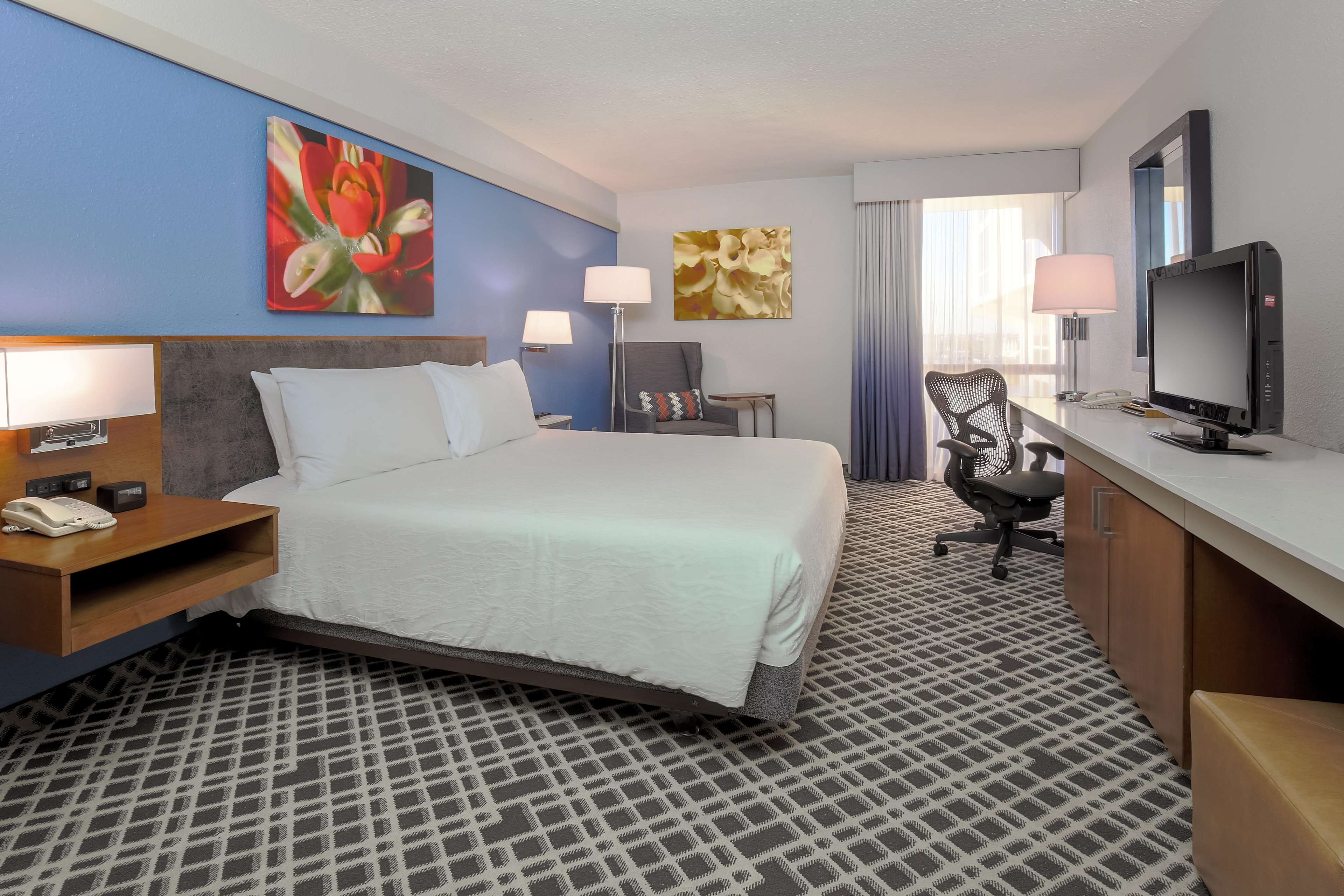 Hilton Garden Inn Dallas/Market Center Photo