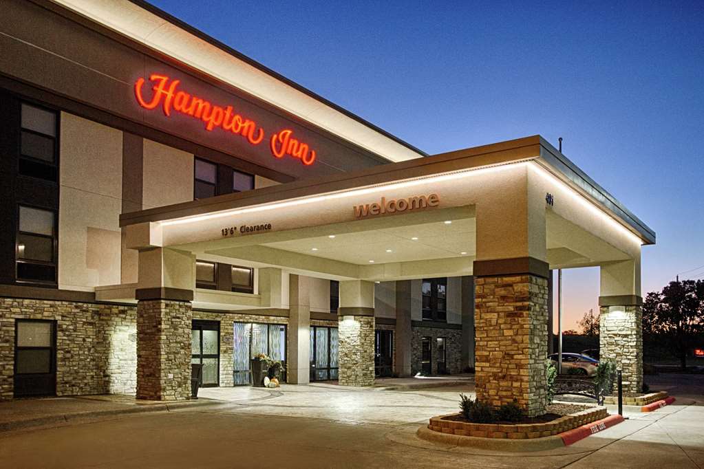 Hampton Inn Salina Logo