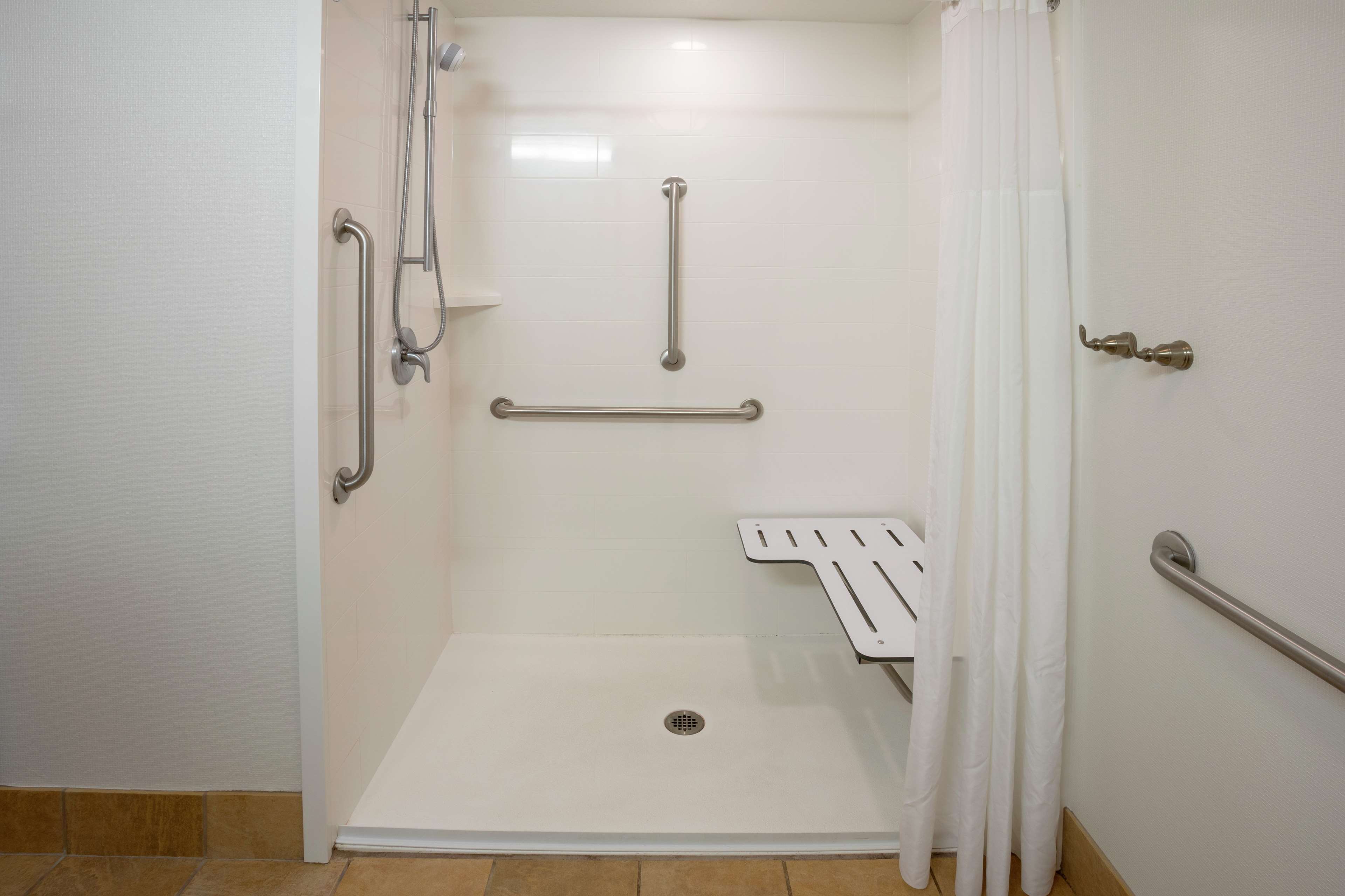 Guest room bath
