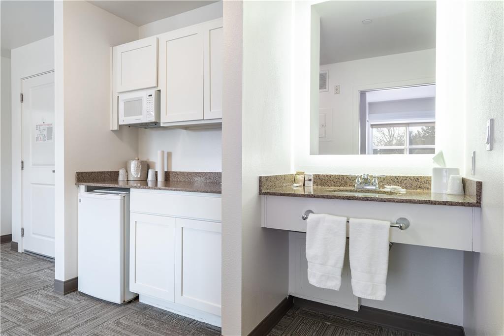 Marshall Suites Bainbridge Island, SureStay Collection Image